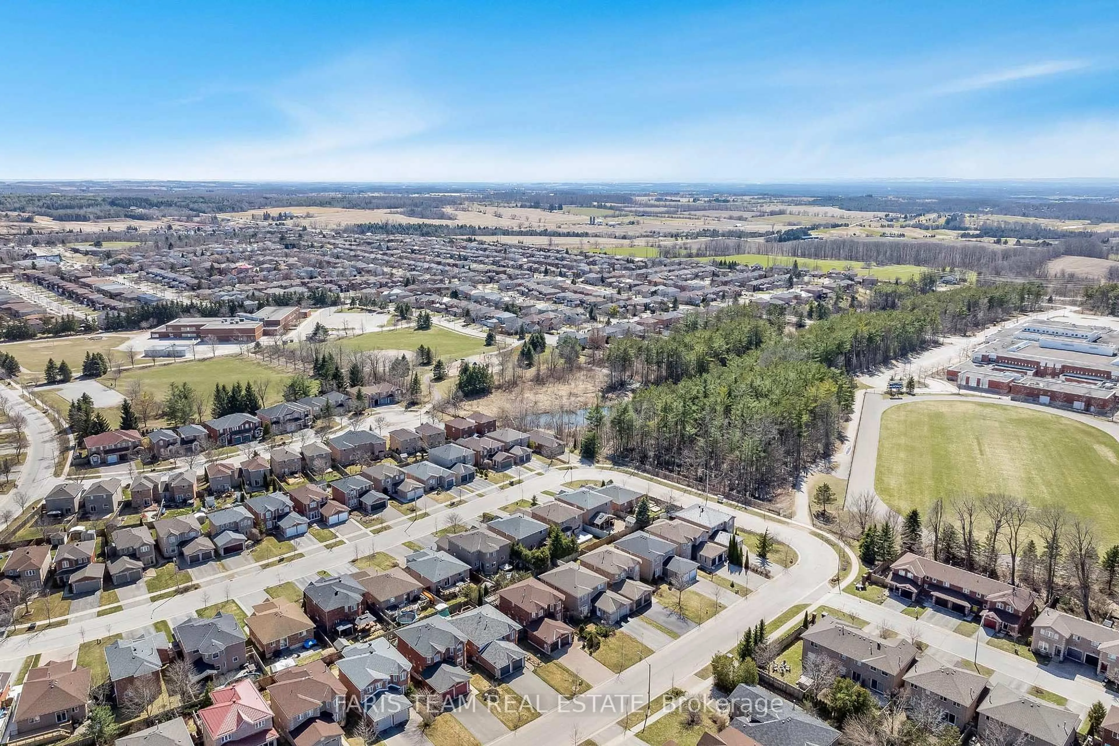 A pic from outside/outdoor area/front of a property/back of a property/a pic from drone, street for 67 Kenwell Cres, Barrie Ontario L4N 0A3