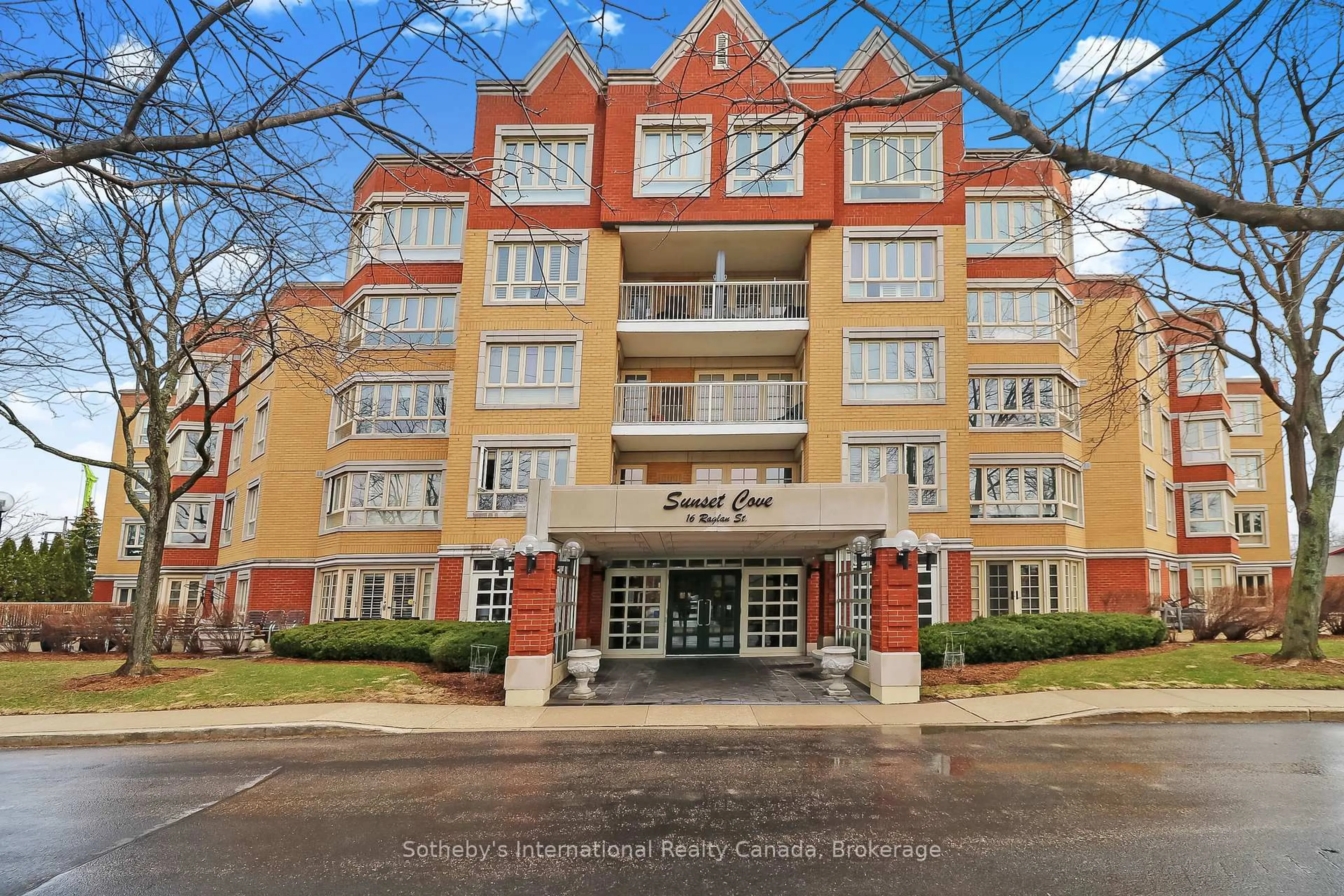 Indoor foyer for 16 Raglan St #402, Collingwood Ontario L9Y 4Y2