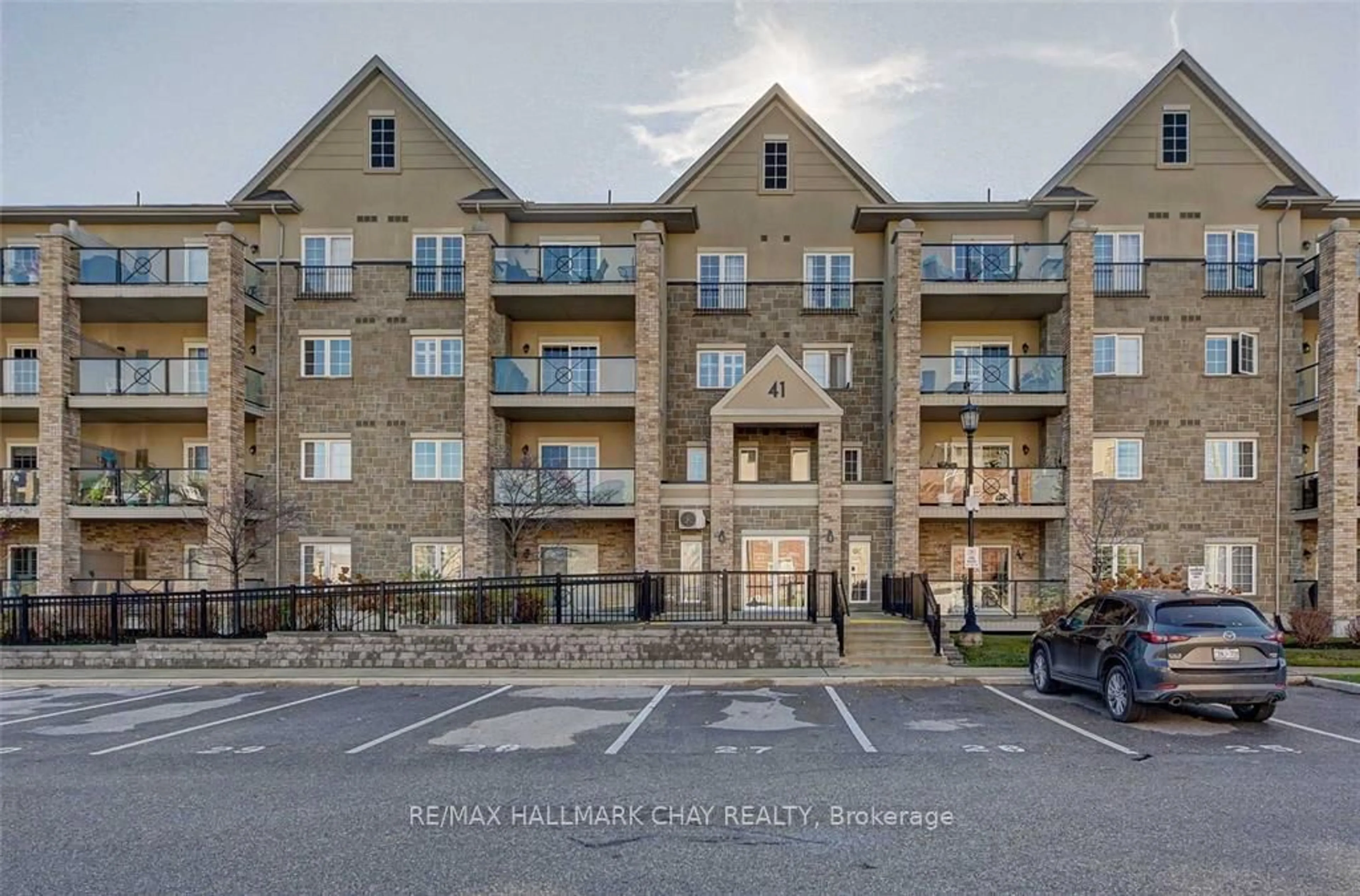 A pic from outside/outdoor area/front of a property/back of a property/a pic from drone, unknown for 41 Ferndale Dr #204, Barrie Ontario L4N 5T6