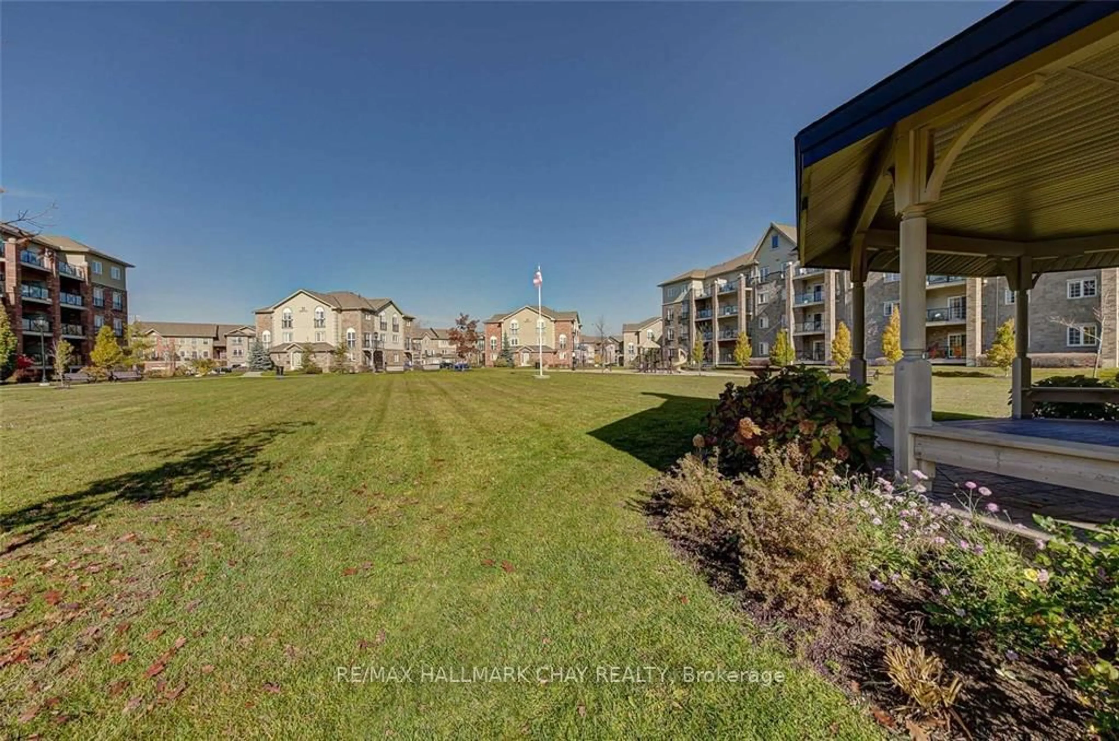 A pic from outside/outdoor area/front of a property/back of a property/a pic from drone, unknown for 41 Ferndale Dr #204, Barrie Ontario L4N 5T6