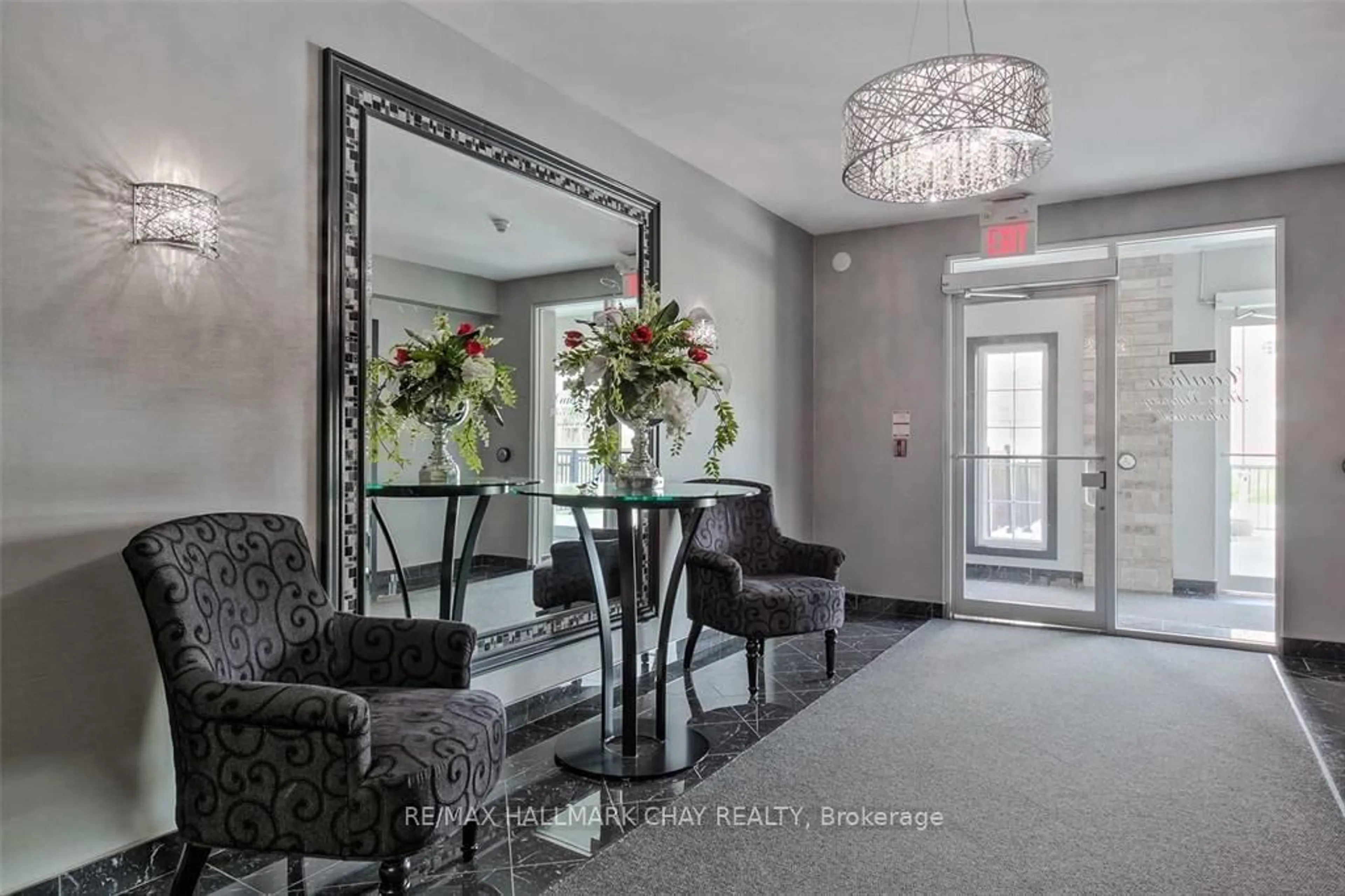 Indoor foyer for 41 Ferndale Dr #204, Barrie Ontario L4N 5T6