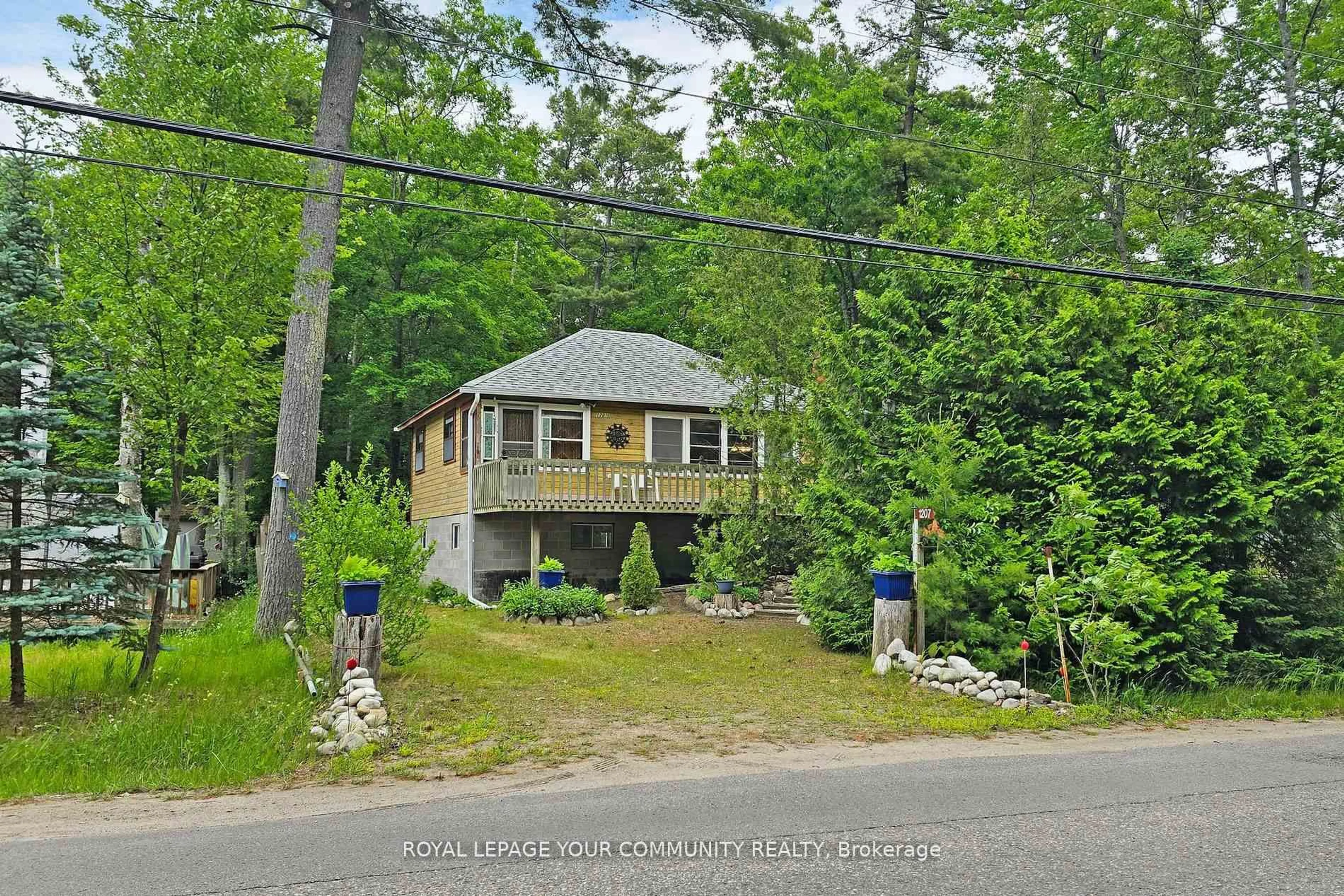 A pic from outside/outdoor area/front of a property/back of a property/a pic from drone, unknown for 1207 Tiny Beaches Rd, Tiny Ontario L0L 2T0