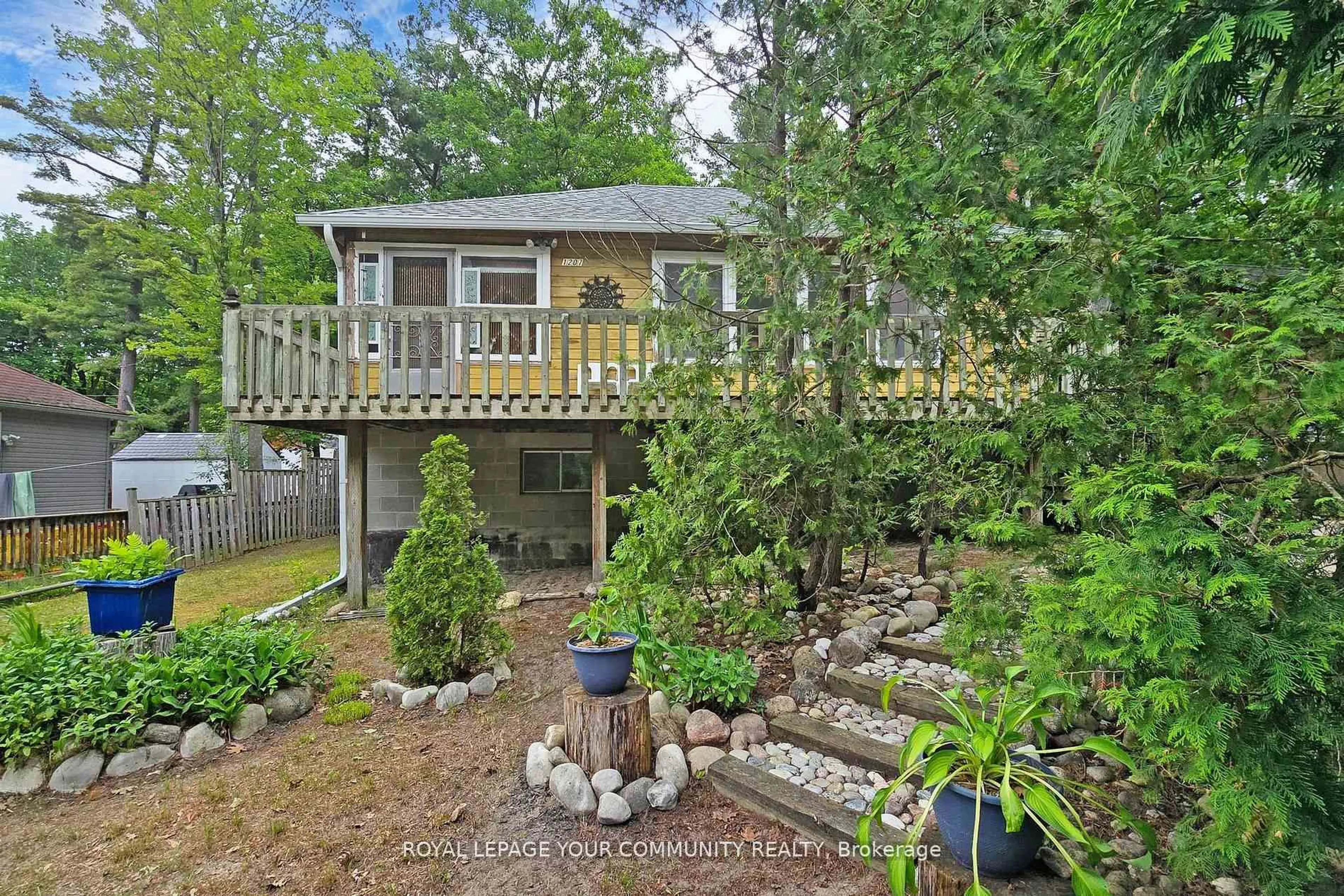 A pic from outside/outdoor area/front of a property/back of a property/a pic from drone, unknown for 1207 Tiny Beaches Rd, Tiny Ontario L0L 2T0
