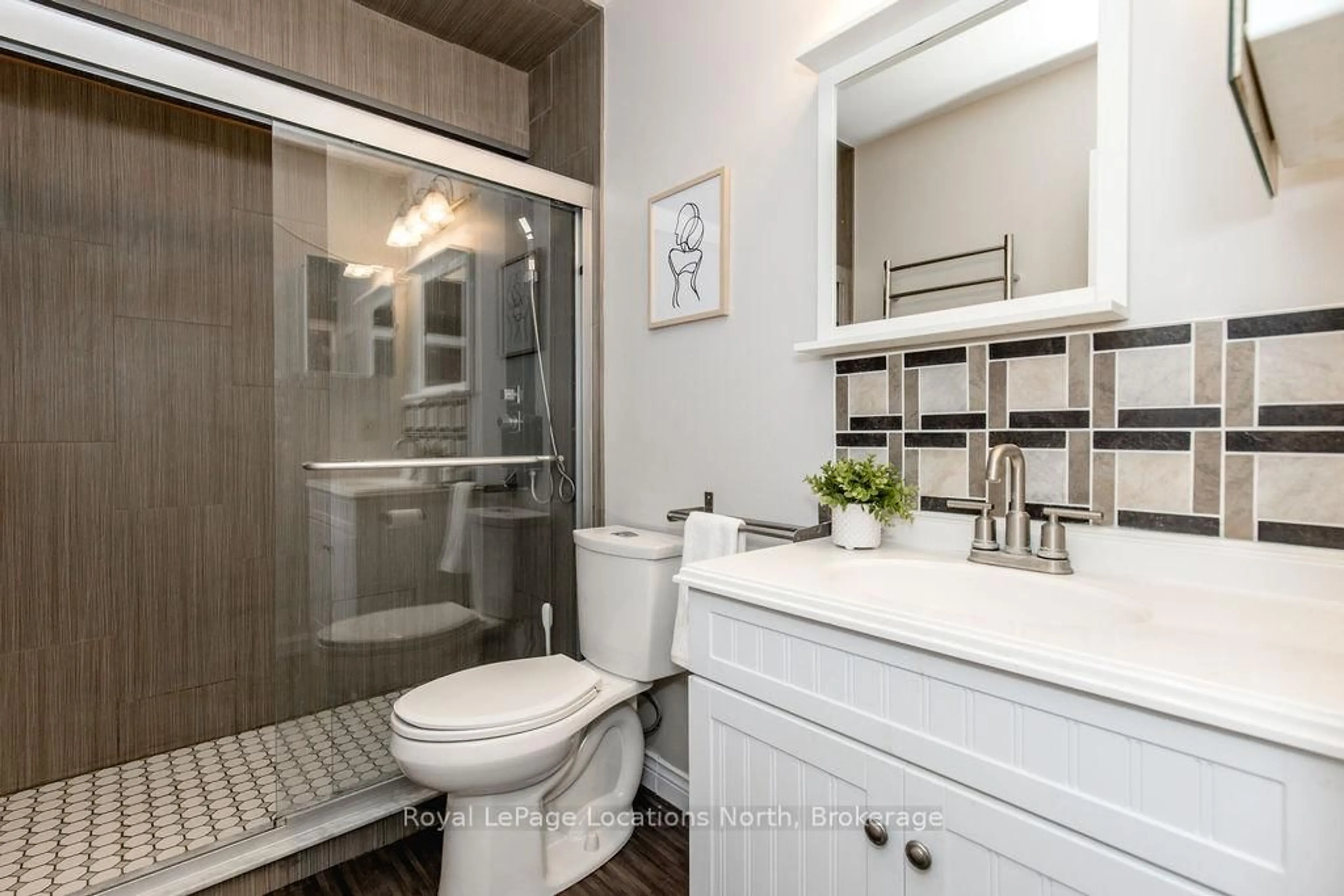 Contemporary bathroom, ceramic/tile floor for 11 Laguna Pkwy #41, Ramara Ontario L0K 1B0