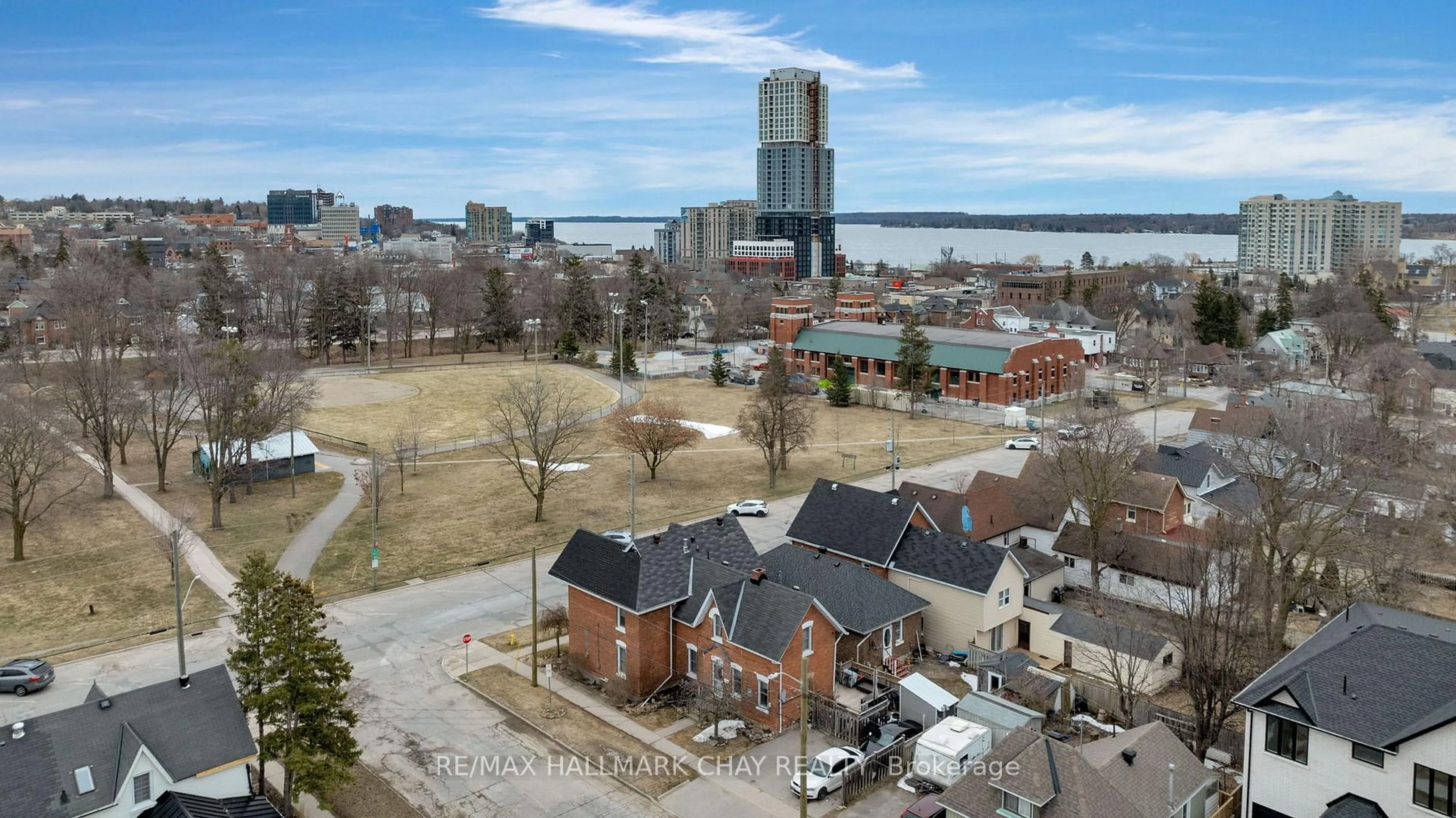 A pic from outside/outdoor area/front of a property/back of a property/a pic from drone, city buildings view from balcony for 66 Parkside Dr, Barrie Ontario L4N 1W9