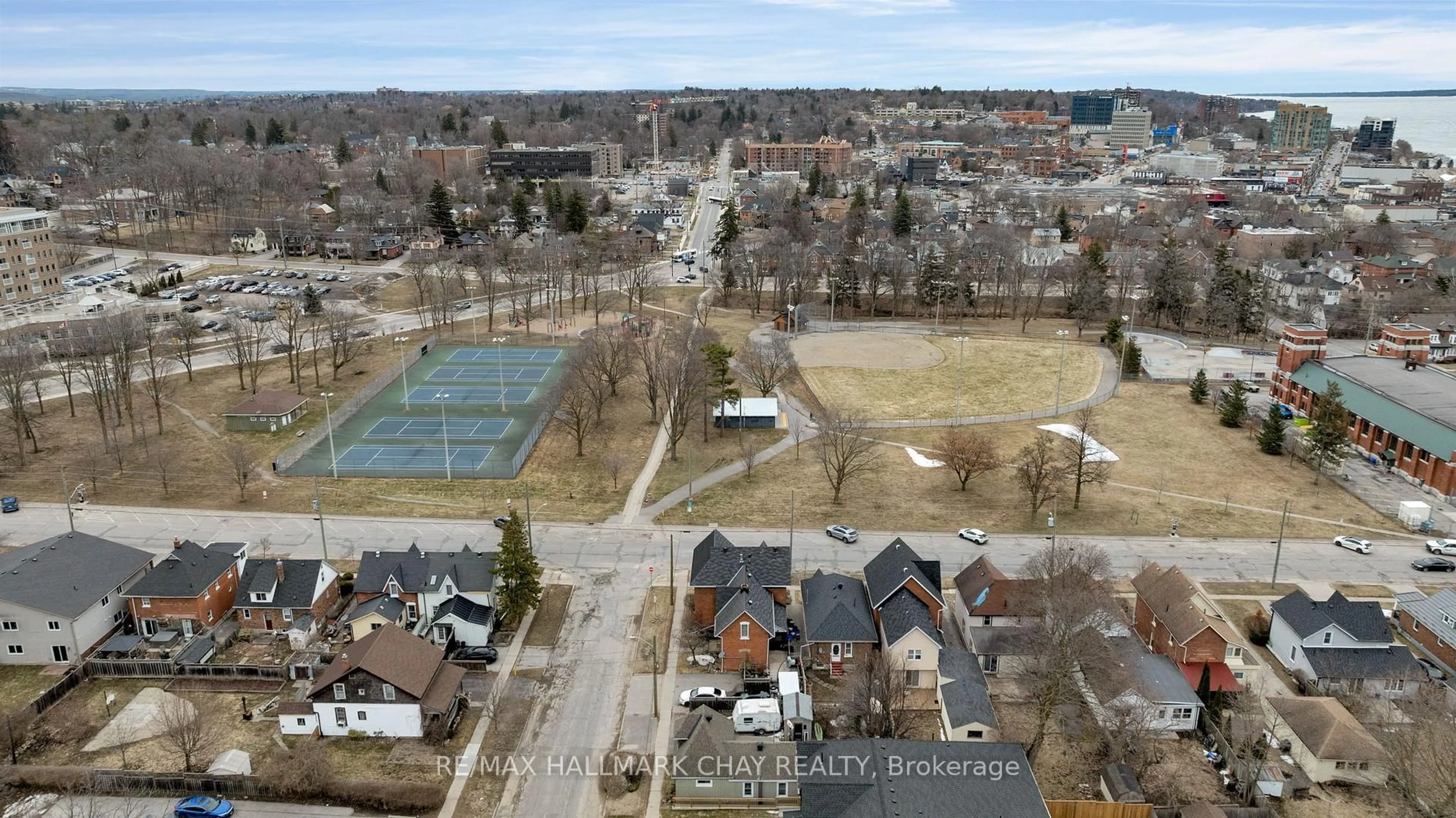 A pic from outside/outdoor area/front of a property/back of a property/a pic from drone, unknown for 66 Parkside Dr, Barrie Ontario L4N 1W9