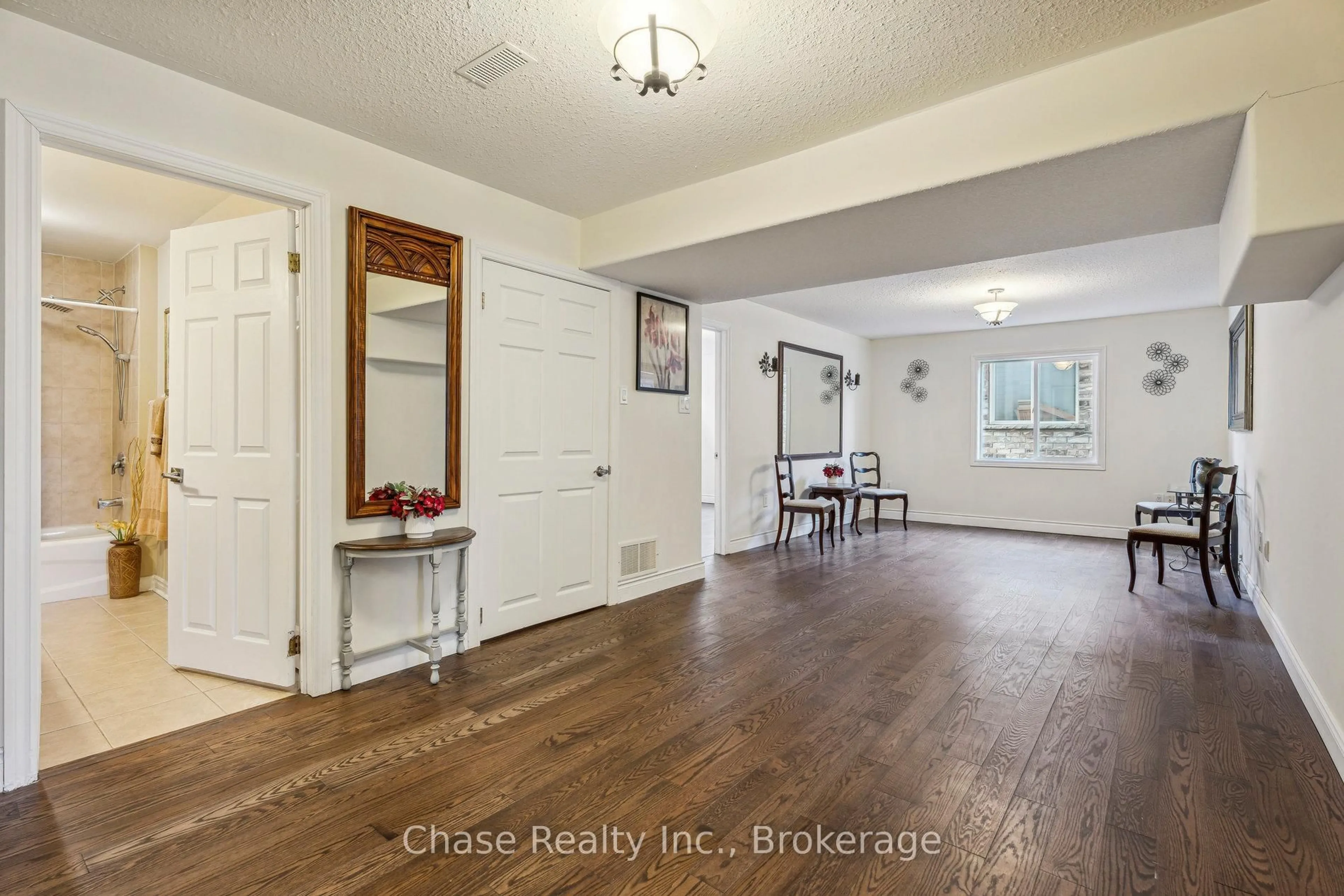 Indoor entryway for 423 Irwin St, Midland Ontario L4R 2V6