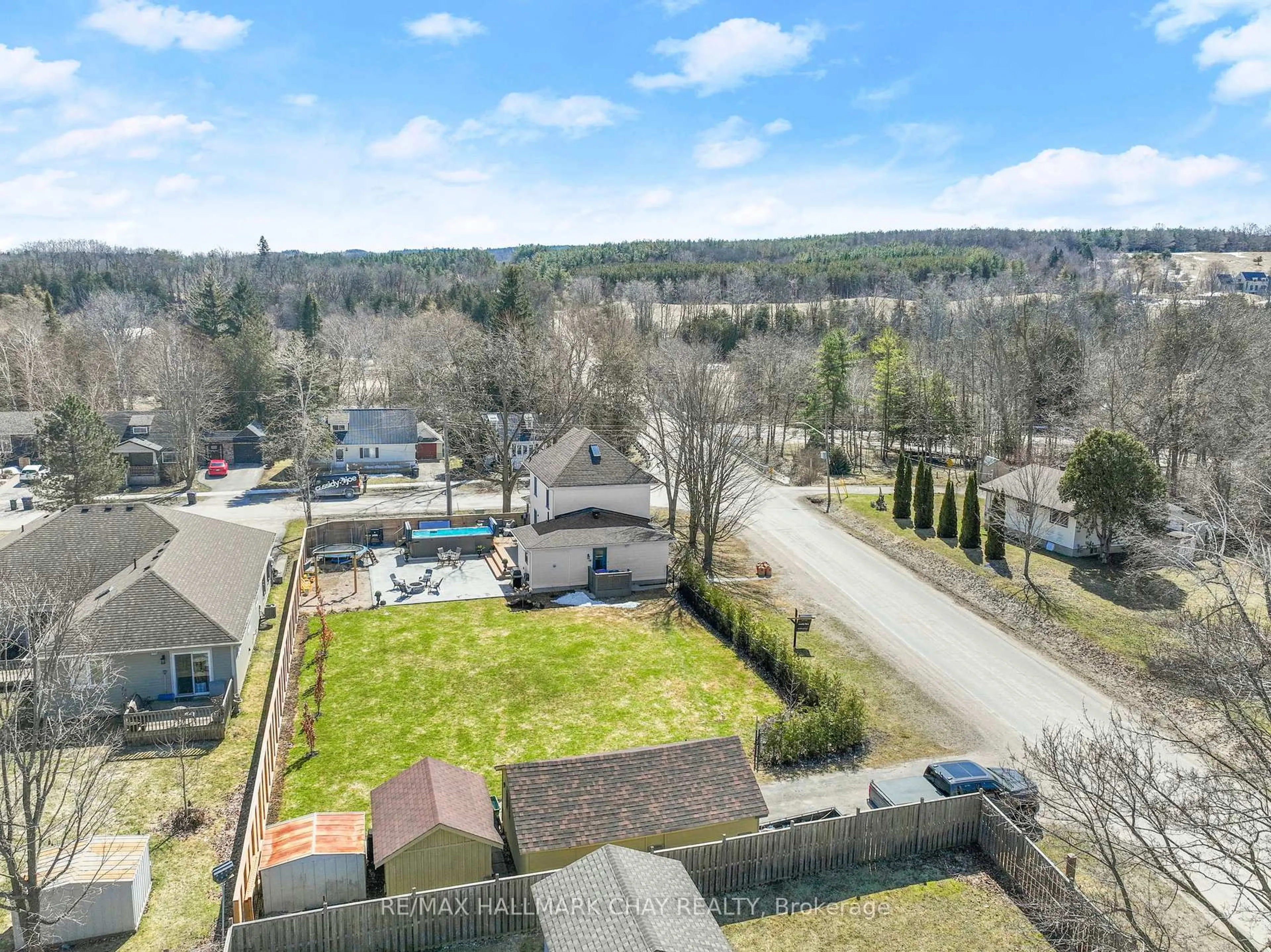 A pic from outside/outdoor area/front of a property/back of a property/a pic from drone, unknown for 26 EDWARD St, Clearview Ontario L0M 1G0