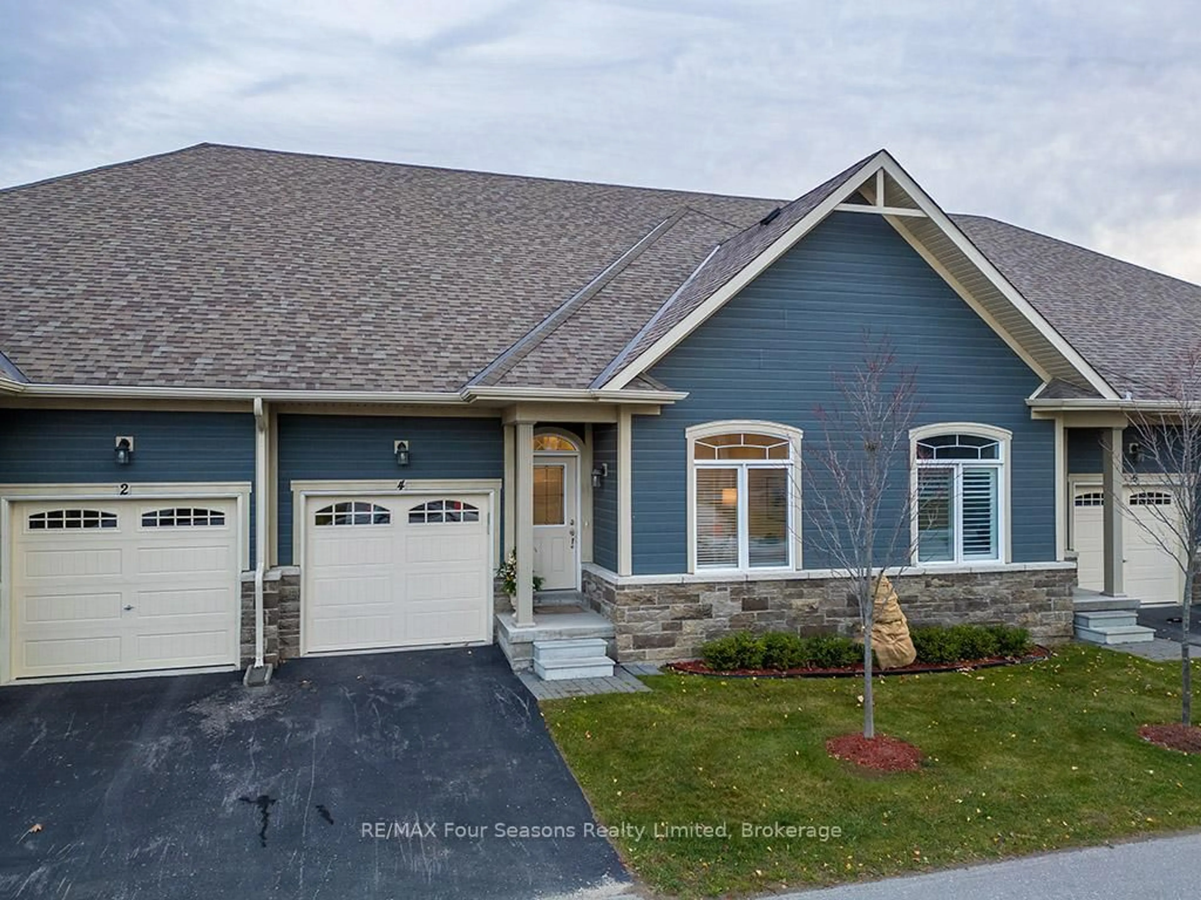 Home with vinyl exterior material, street for 4 SUTTON Lane, Collingwood Ontario L9Y 5B4