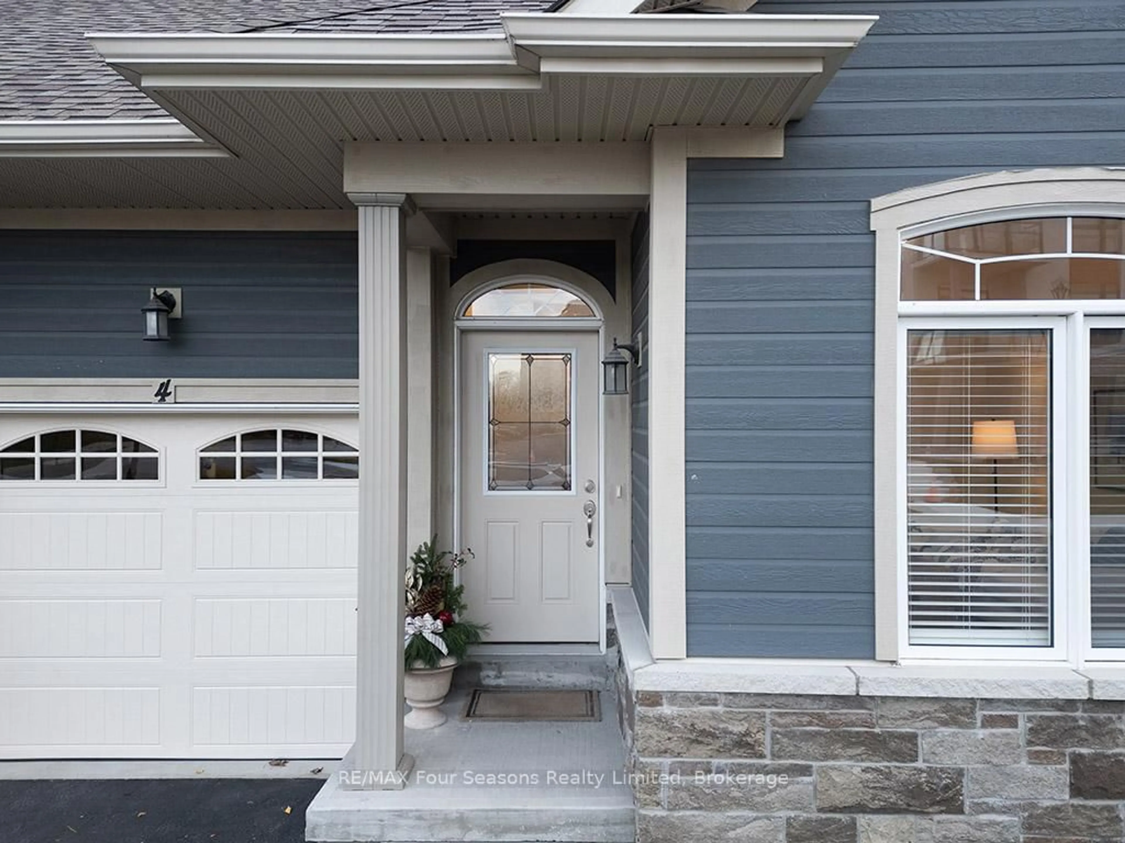 Home with vinyl exterior material, street for 4 SUTTON Lane, Collingwood Ontario L9Y 5B4
