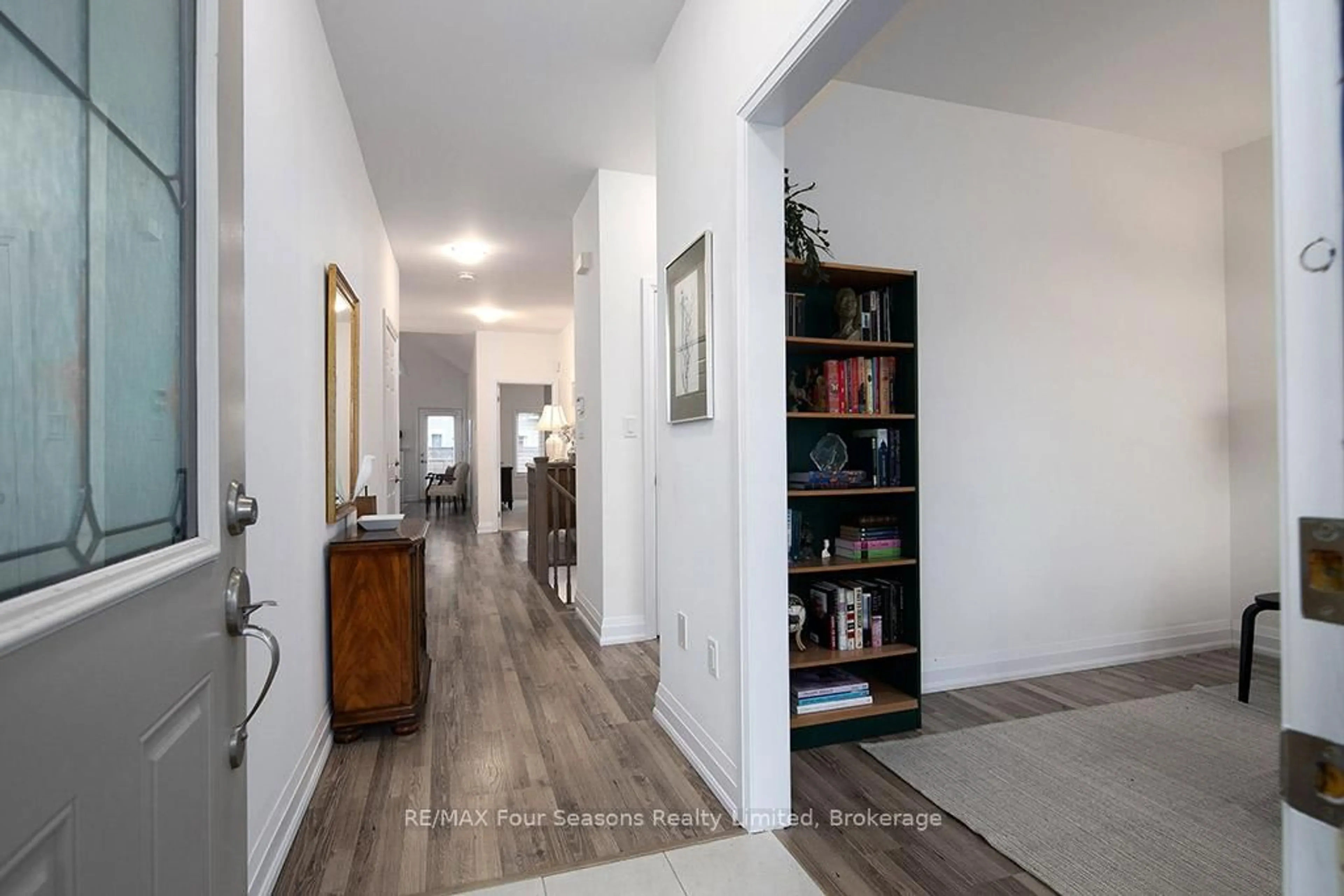 Indoor entryway for 4 SUTTON Lane, Collingwood Ontario L9Y 5B4