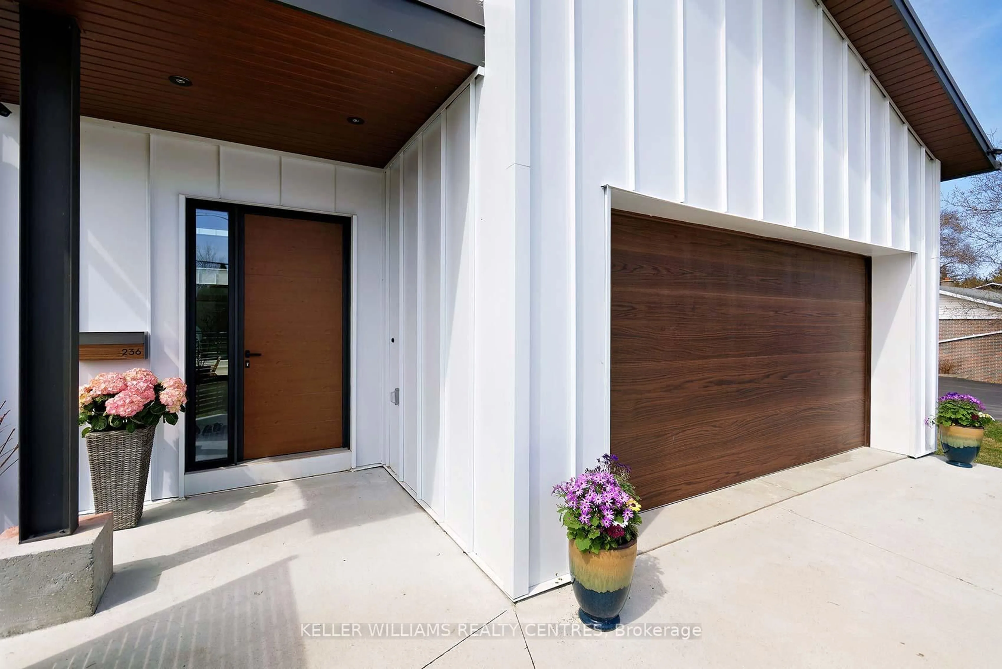 Indoor entryway for 236 Cox Mill Rd, Barrie Ontario L4N 4G5