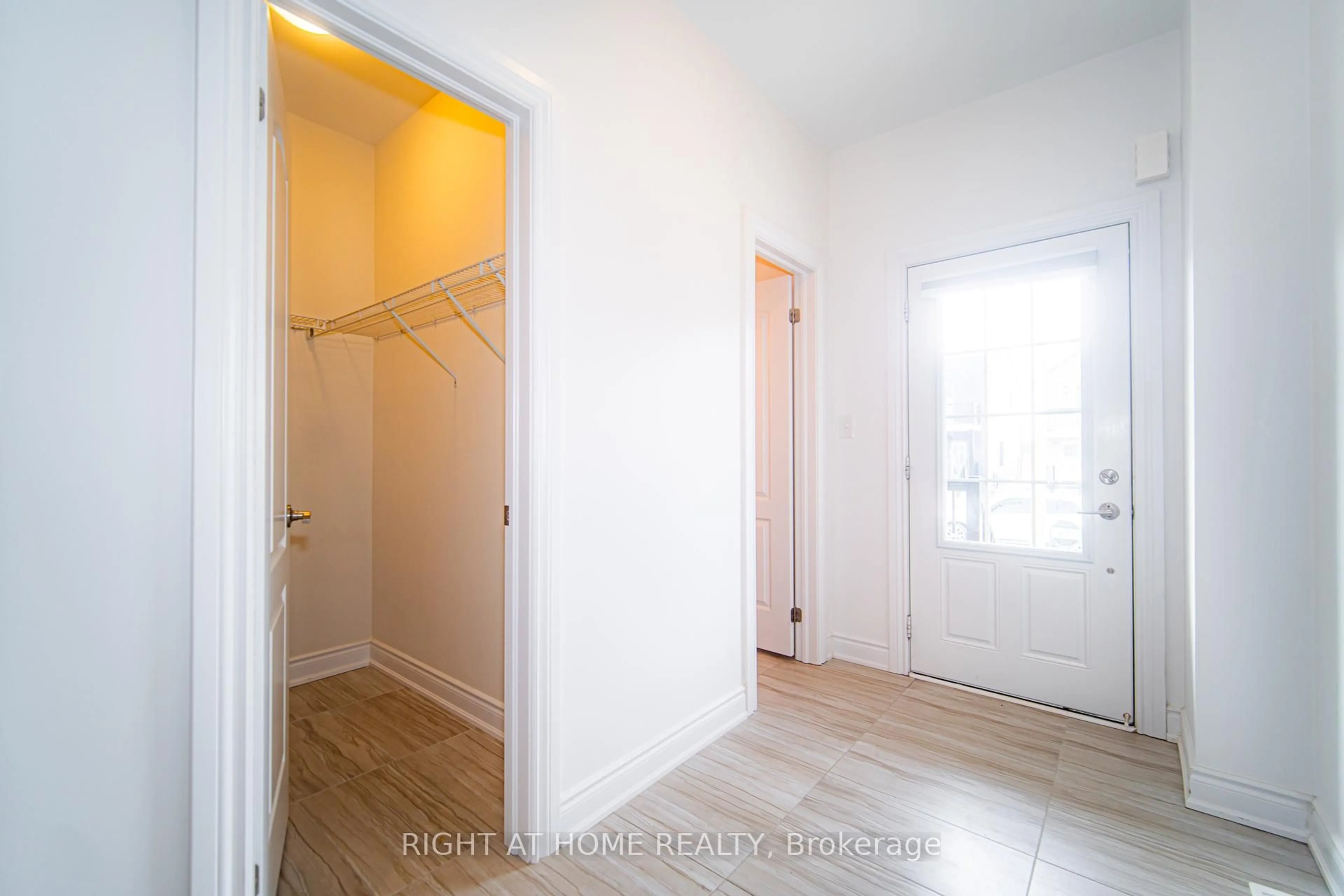 Indoor entryway for 31 Brown Bear St, Barrie Ontario L9J 0H7