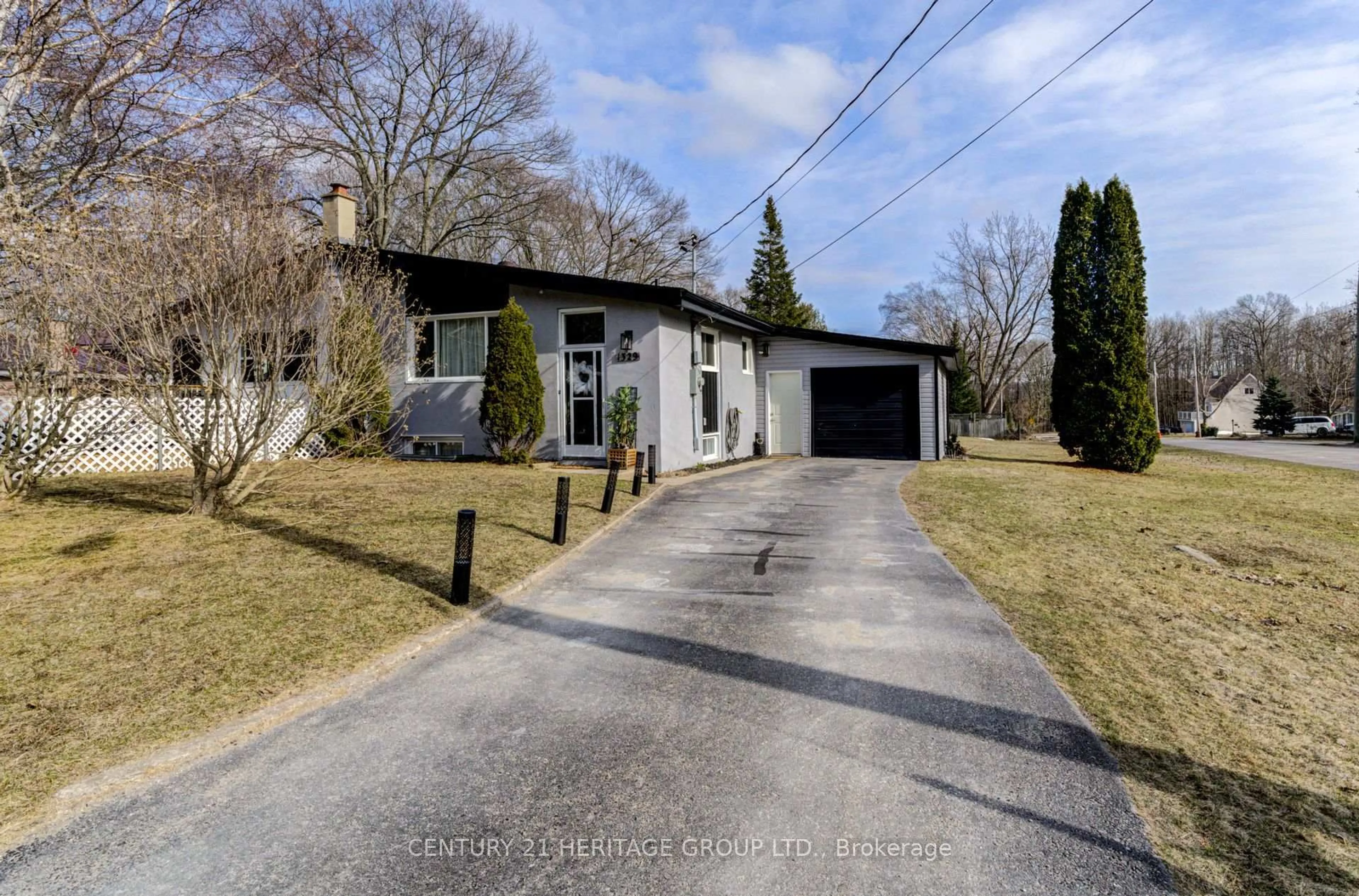 A pic from outside/outdoor area/front of a property/back of a property/a pic from drone, street for 1329 Everton Rd, Midland Ontario L4R 5J5