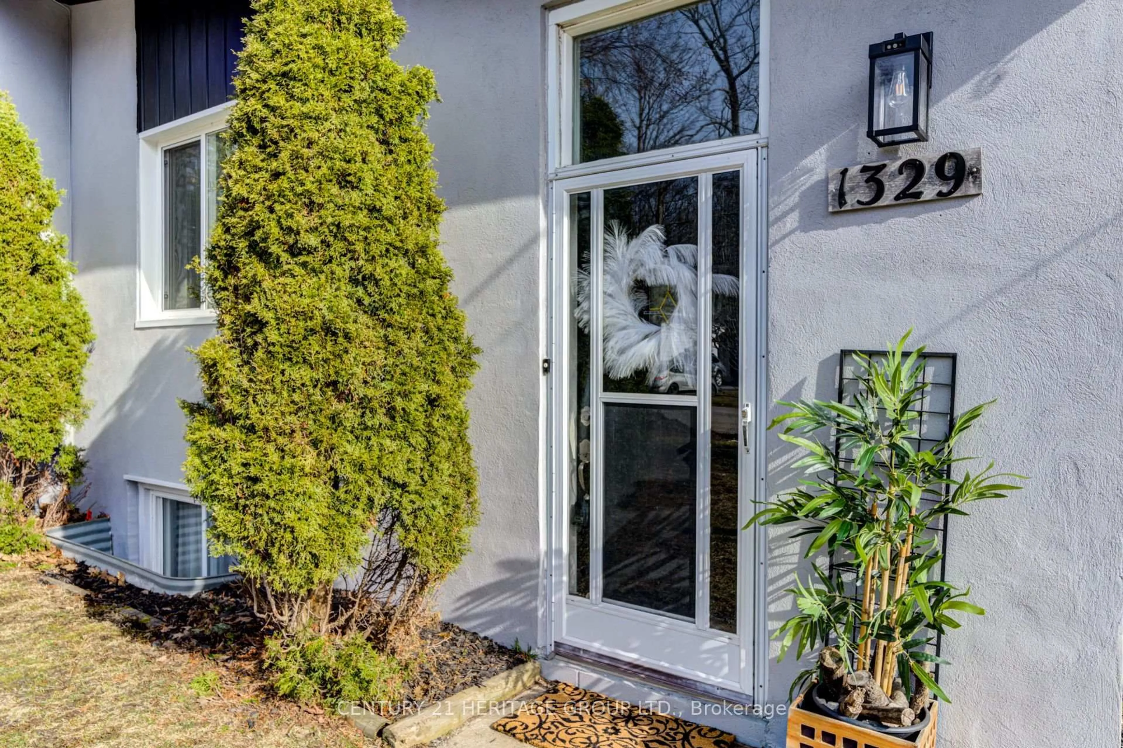 Indoor entryway for 1329 Everton Rd, Midland Ontario L4R 5J5