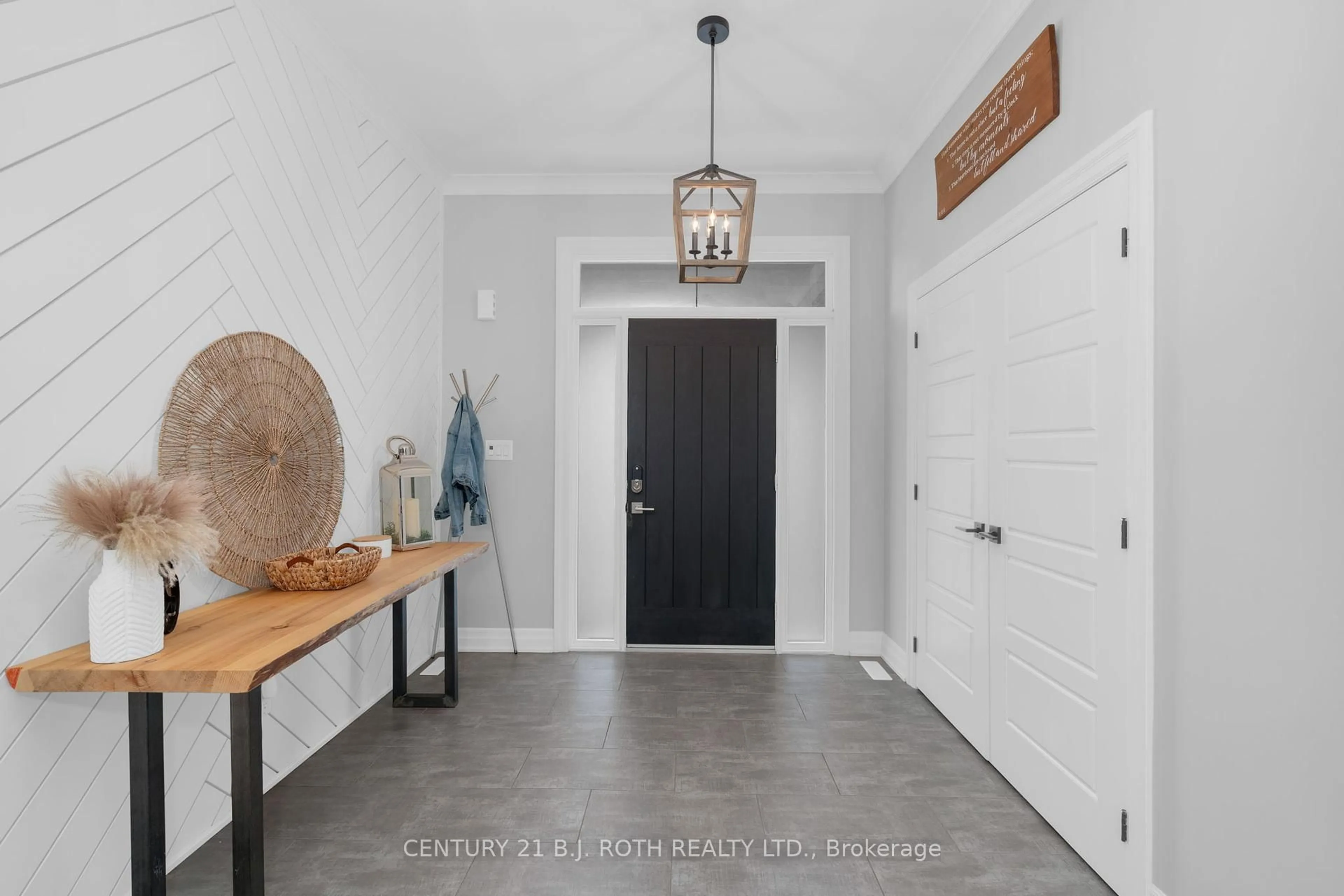 Indoor entryway for 10 Walter James Pkwy, Springwater Ontario L9X 2A6