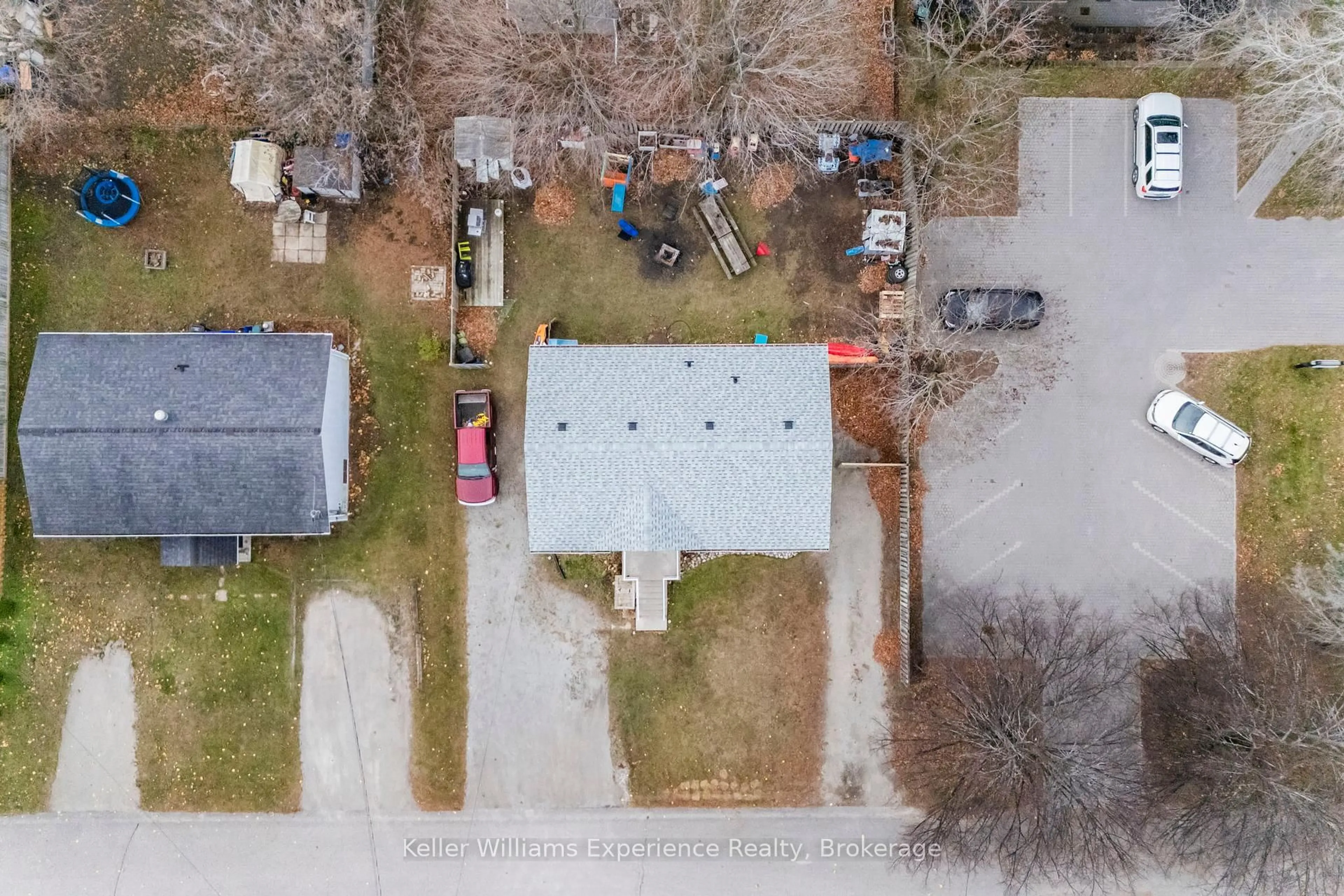 A pic from outside/outdoor area/front of a property/back of a property/a pic from drone, street for 538 NELSON St, Midland Ontario L4R 4W3