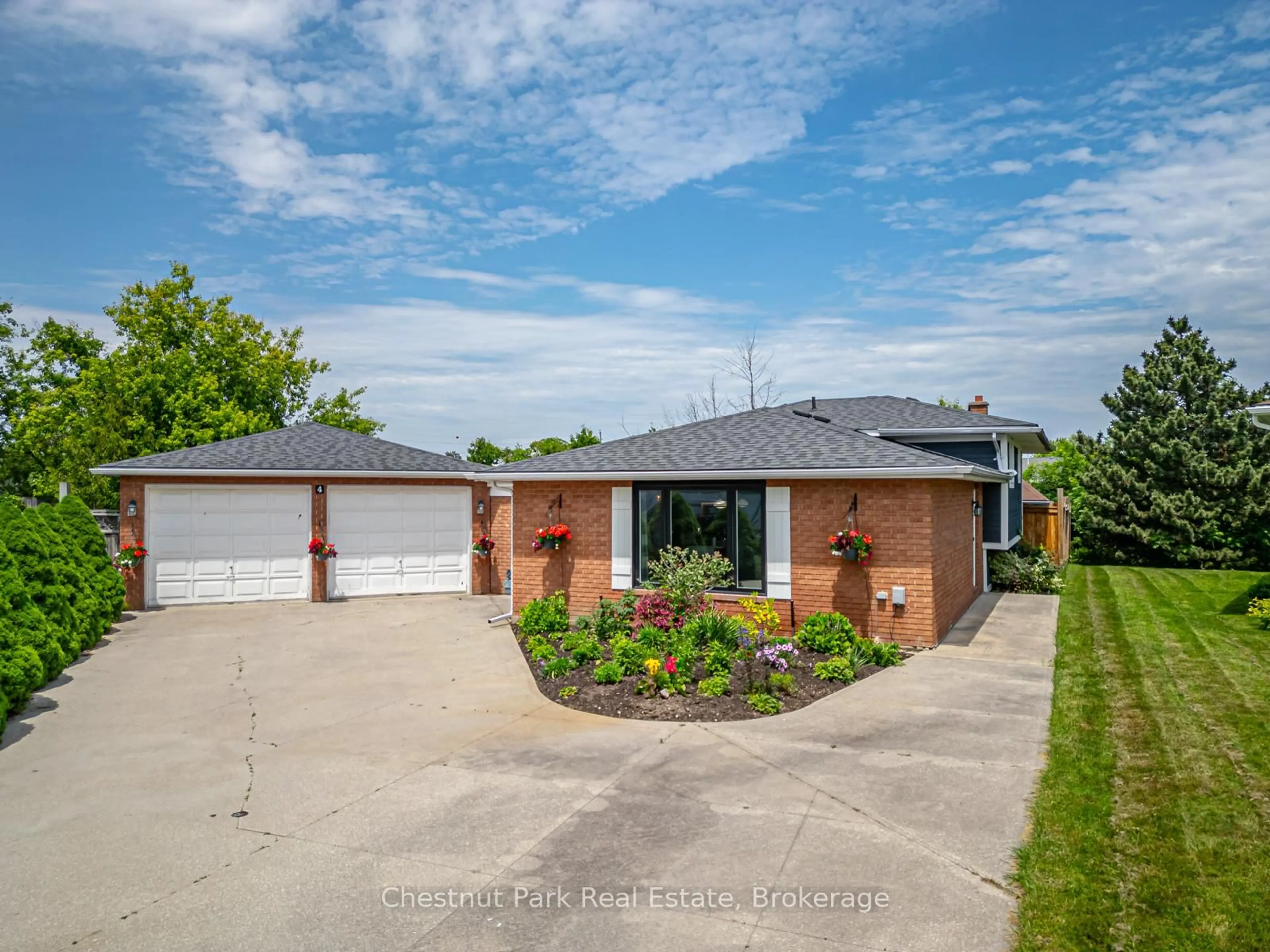 A pic from outside/outdoor area/front of a property/back of a property/a pic from drone, street for 4 Harben Crt, Collingwood Ontario L9Y 4L8