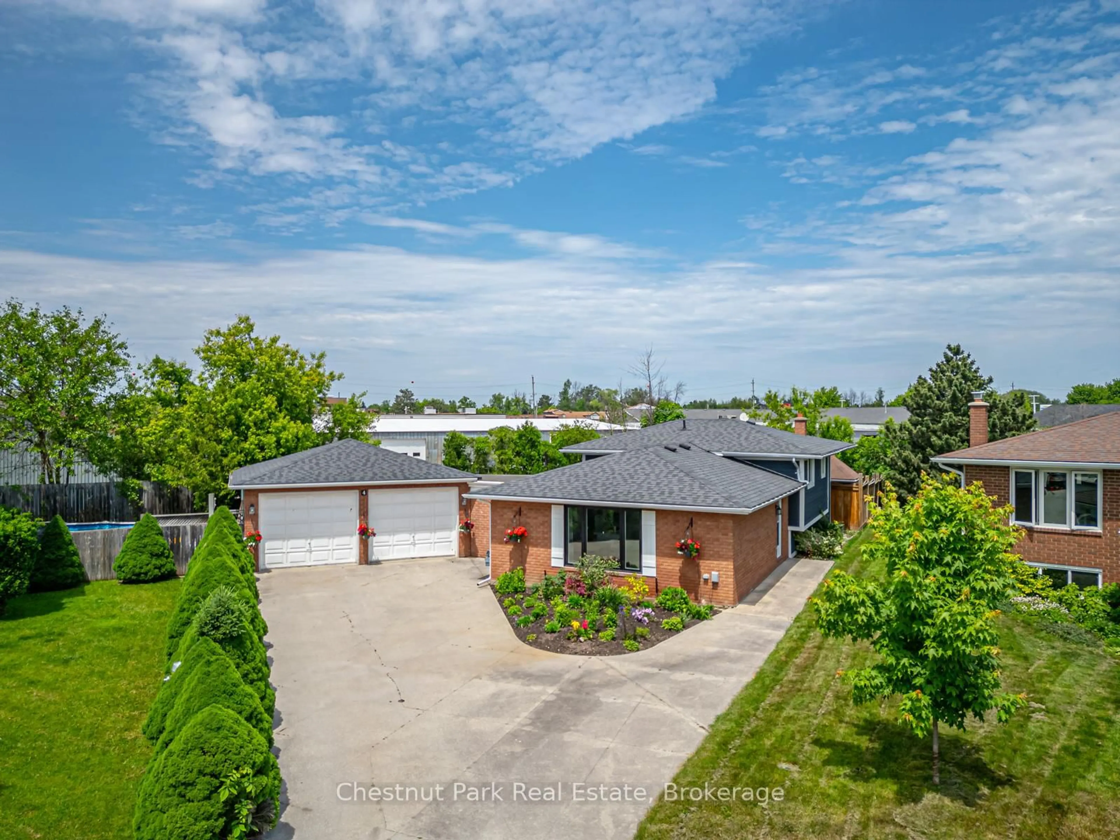 A pic from outside/outdoor area/front of a property/back of a property/a pic from drone, street for 4 Harben Crt, Collingwood Ontario L9Y 4L8