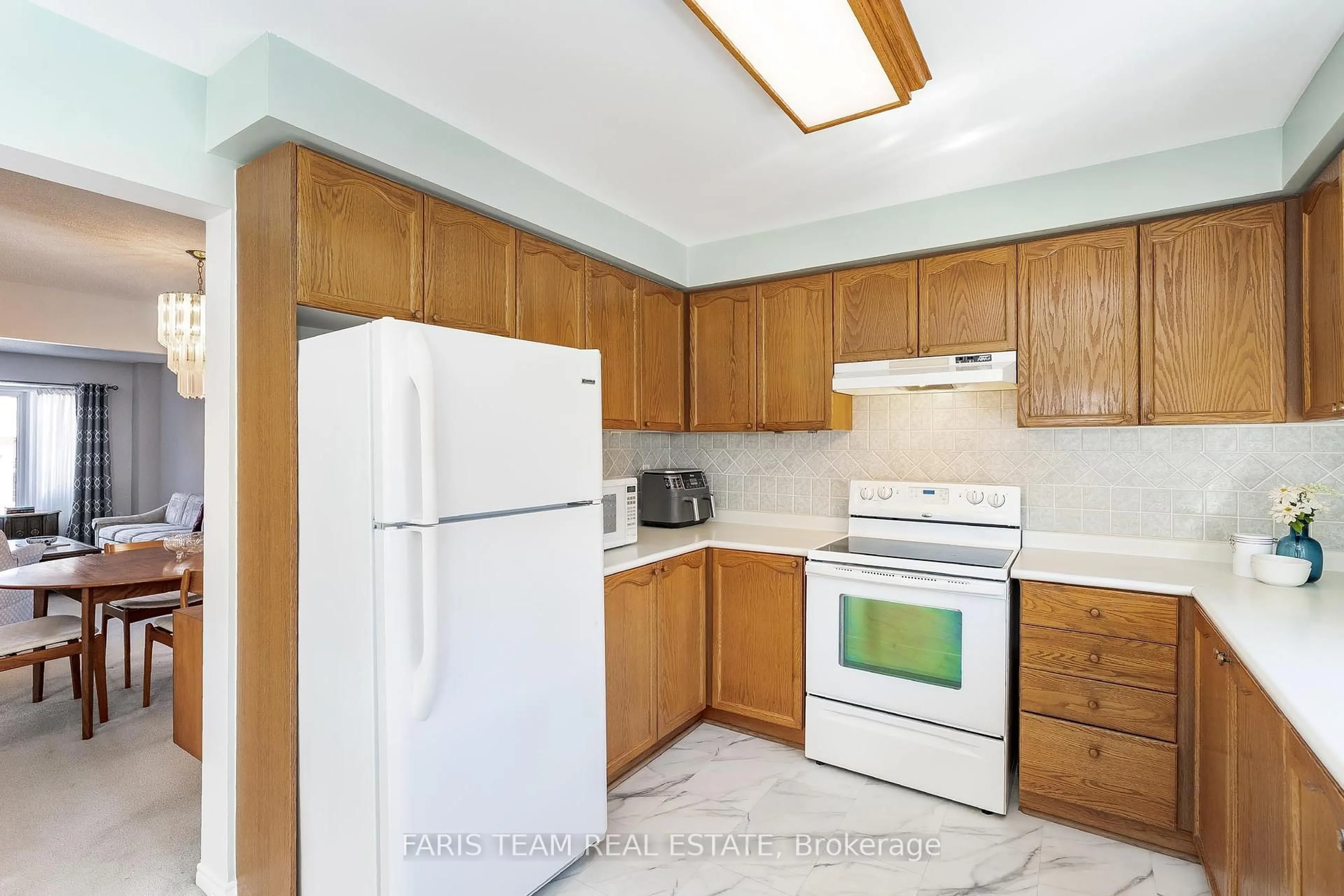 Standard kitchen, unknown for 43 McDougall Dr, Barrie Ontario L4N 7H7