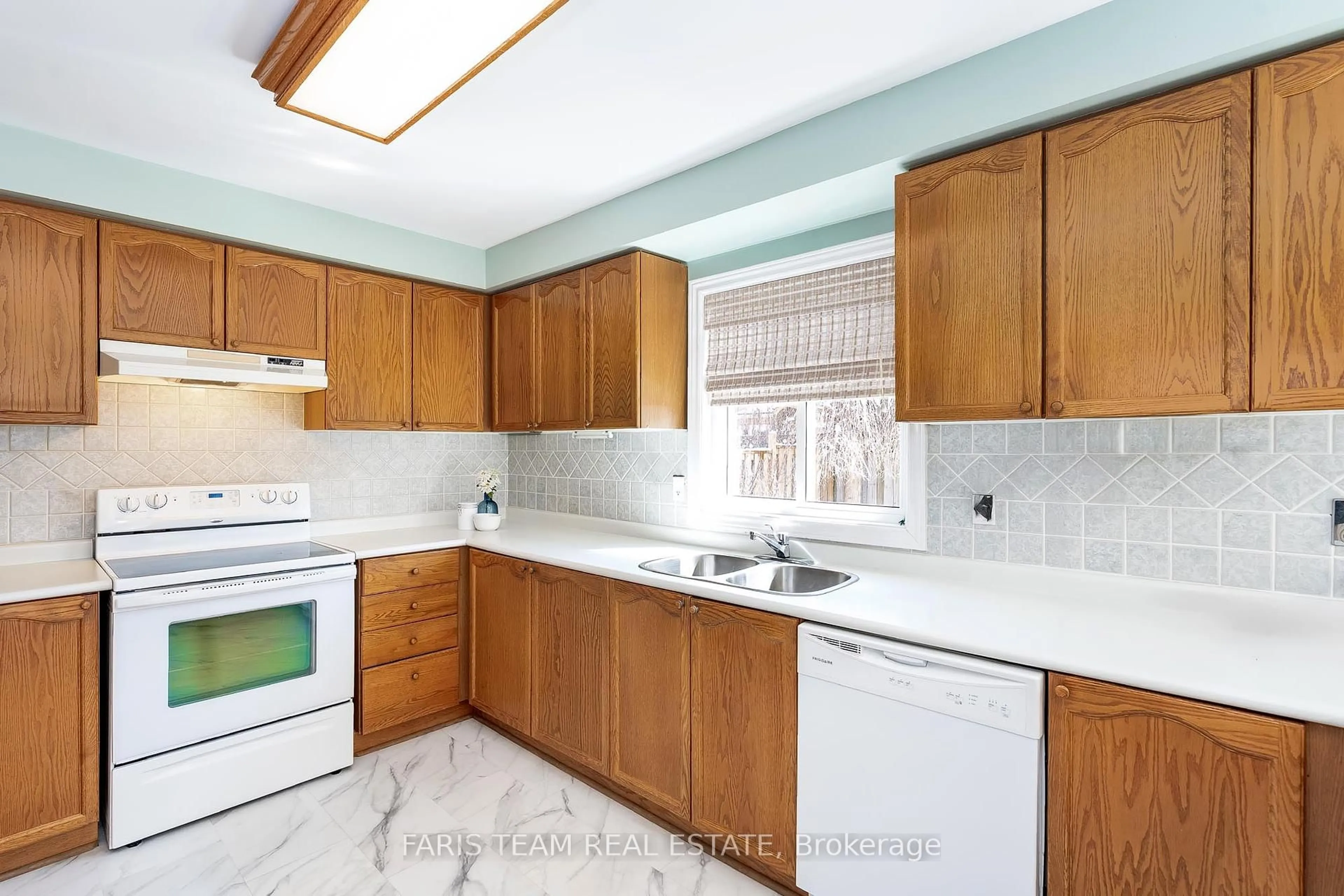Standard kitchen, ceramic/tile floor for 43 McDougall Dr, Barrie Ontario L4N 7H7