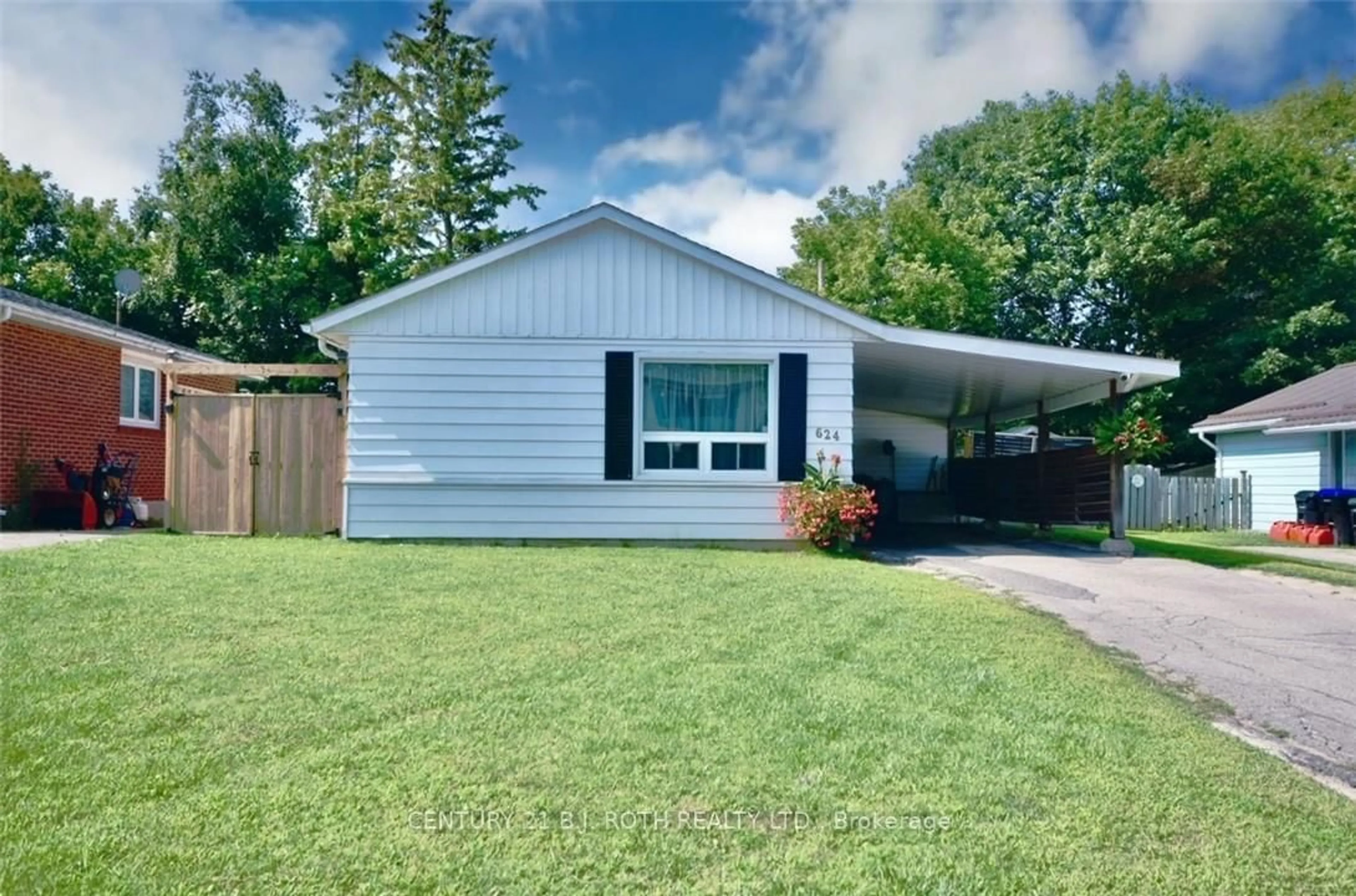 Home with vinyl exterior material, street for 624 BAYVIEW Dr, Midland Ontario L4R 2P5