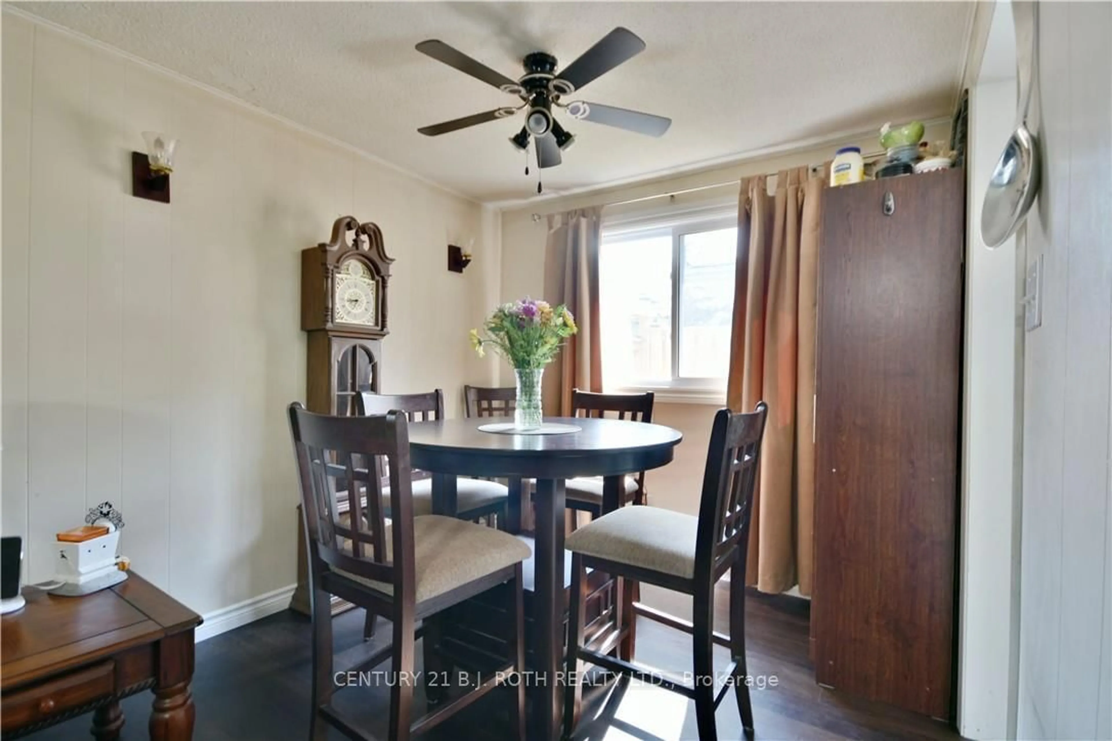 Dining room, wood/laminate floor for 624 BAYVIEW Dr, Midland Ontario L4R 2P5