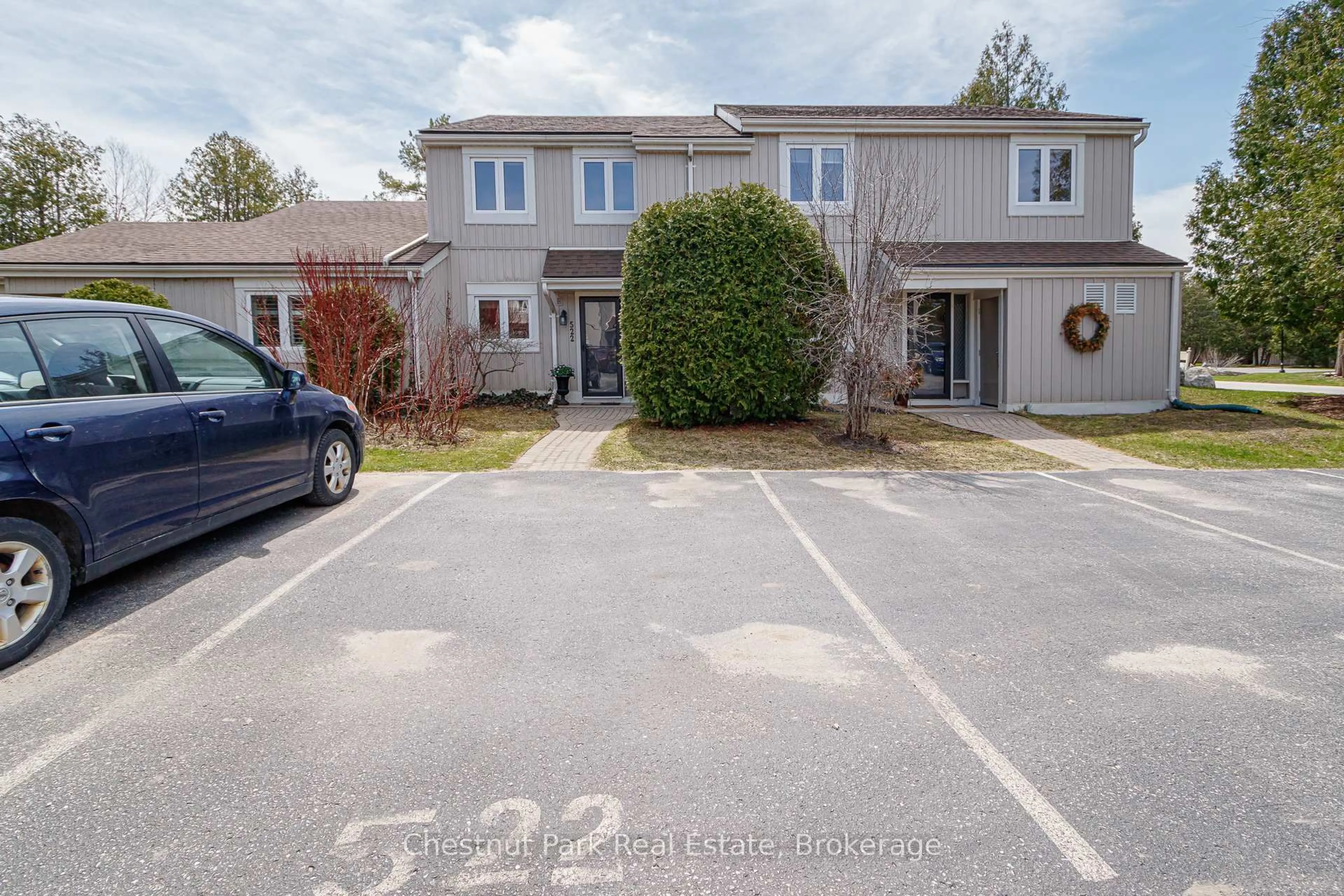 A pic from outside/outdoor area/front of a property/back of a property/a pic from drone, street for 522 Oxbow Cres, Collingwood Ontario L9Y 5B4