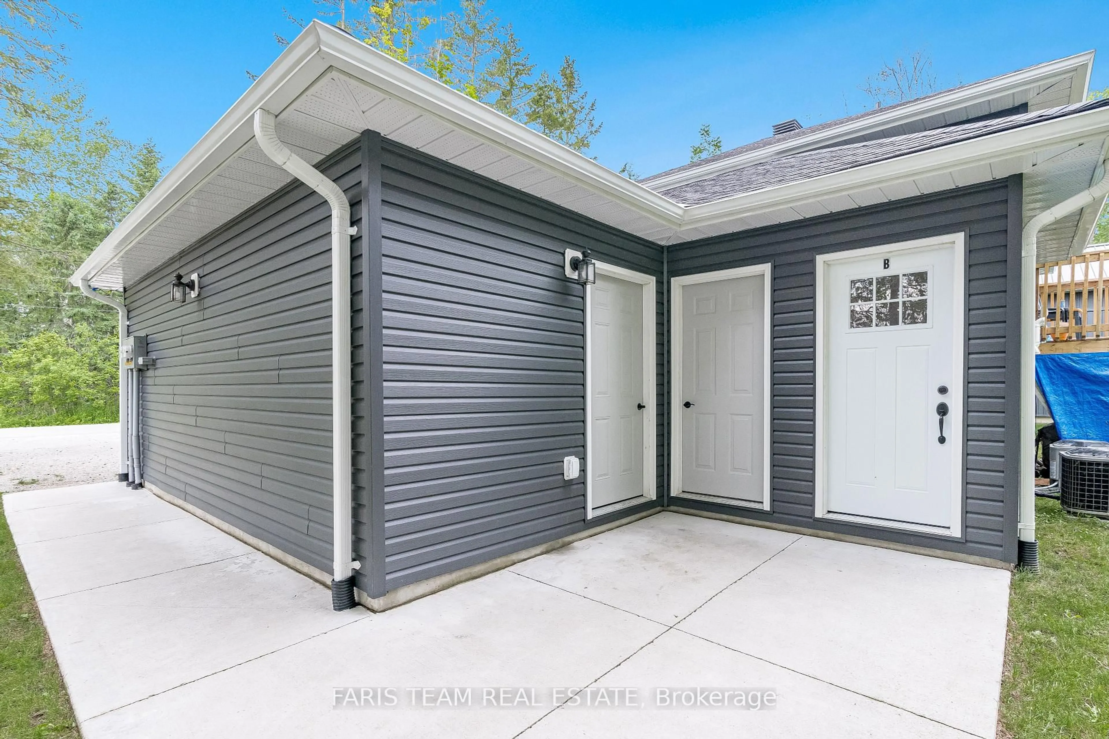 Indoor garage for 2082 Centre Ave, Severn Ontario L3V 6H3