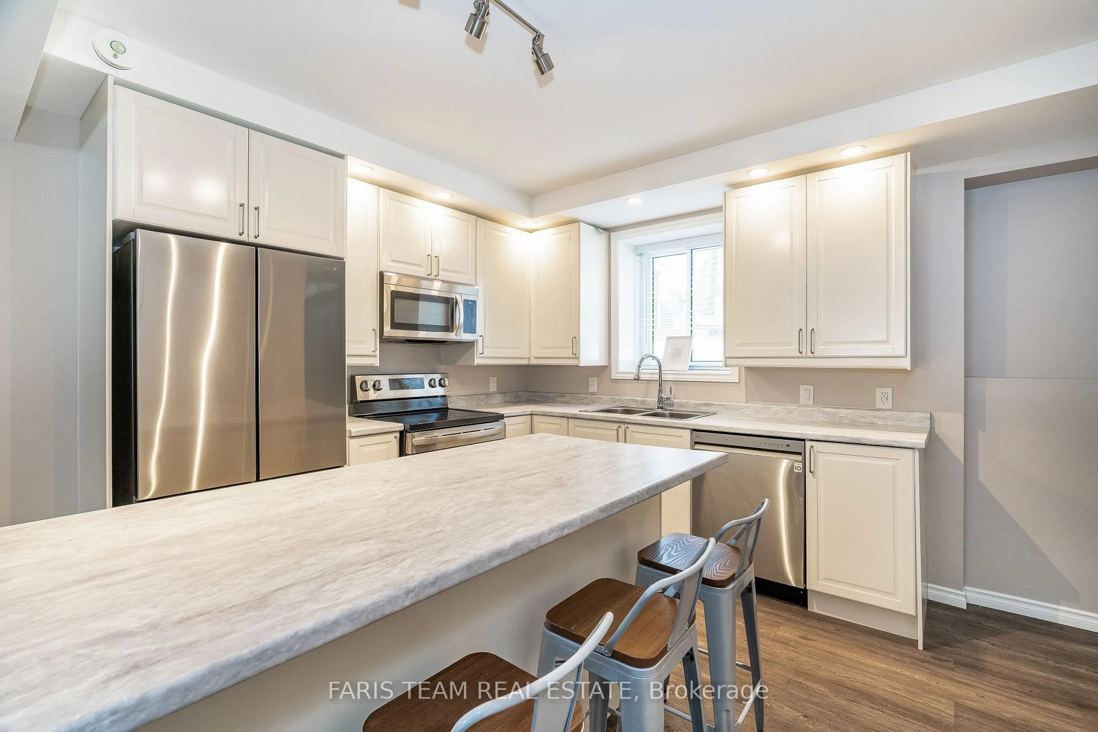 Open concept kitchen, ceramic/tile floor for 2082 Centre Ave, Severn Ontario L3V 6H3