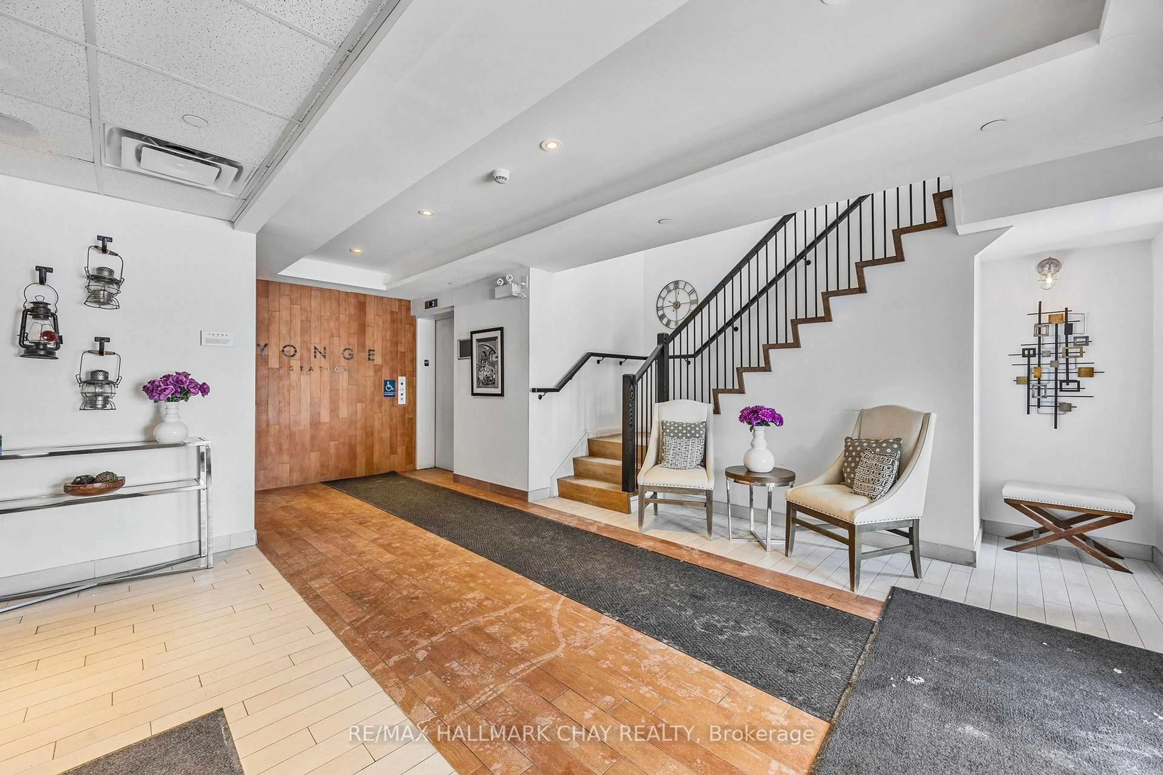 Indoor foyer for 100 Dean Ave #107, Barrie Ontario L9J 0H1