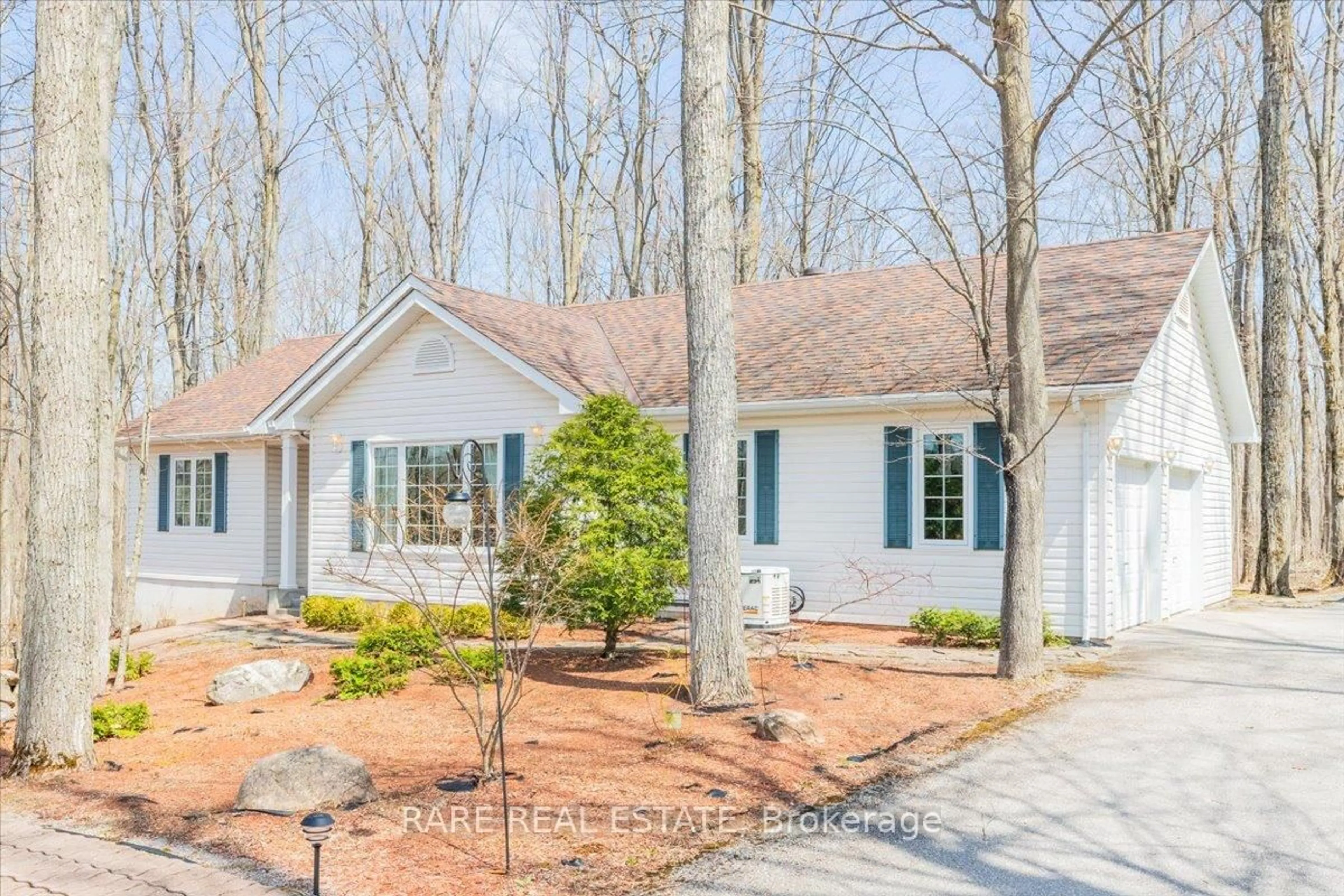 Home with vinyl exterior material, street for 37 Boyd Cres, Oro-Medonte Ontario L0K 1N0