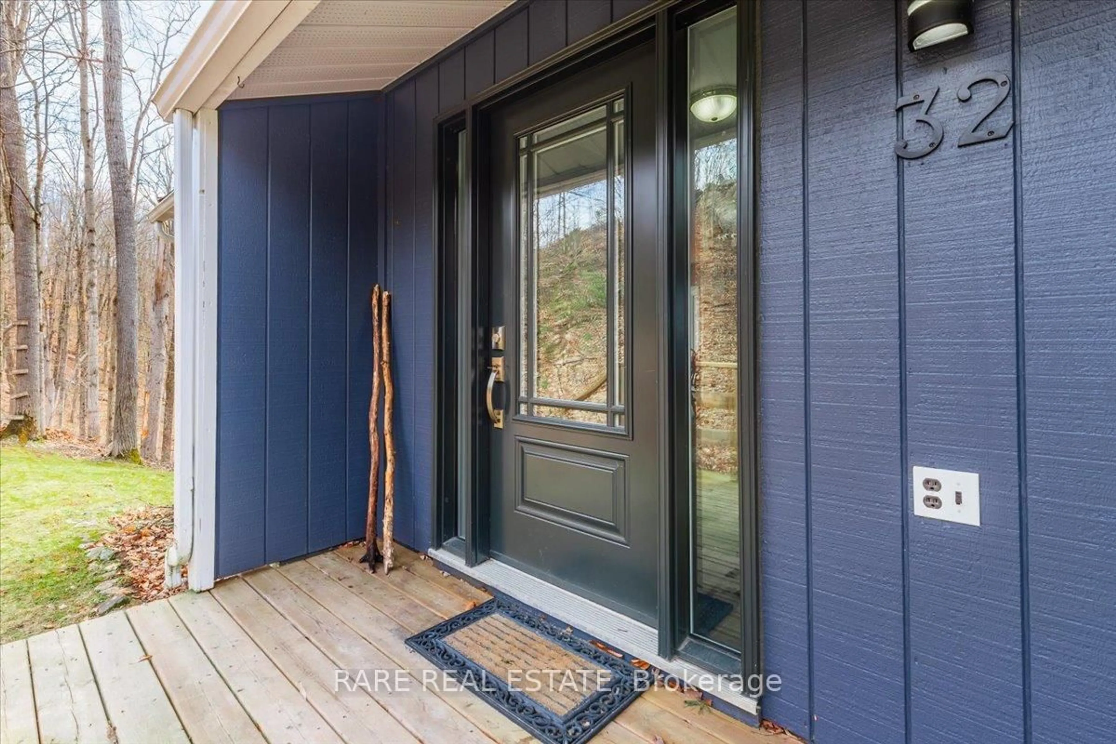 Indoor entryway for 32 Oneida Ave, Oro-Medonte Ontario L0K 1E0