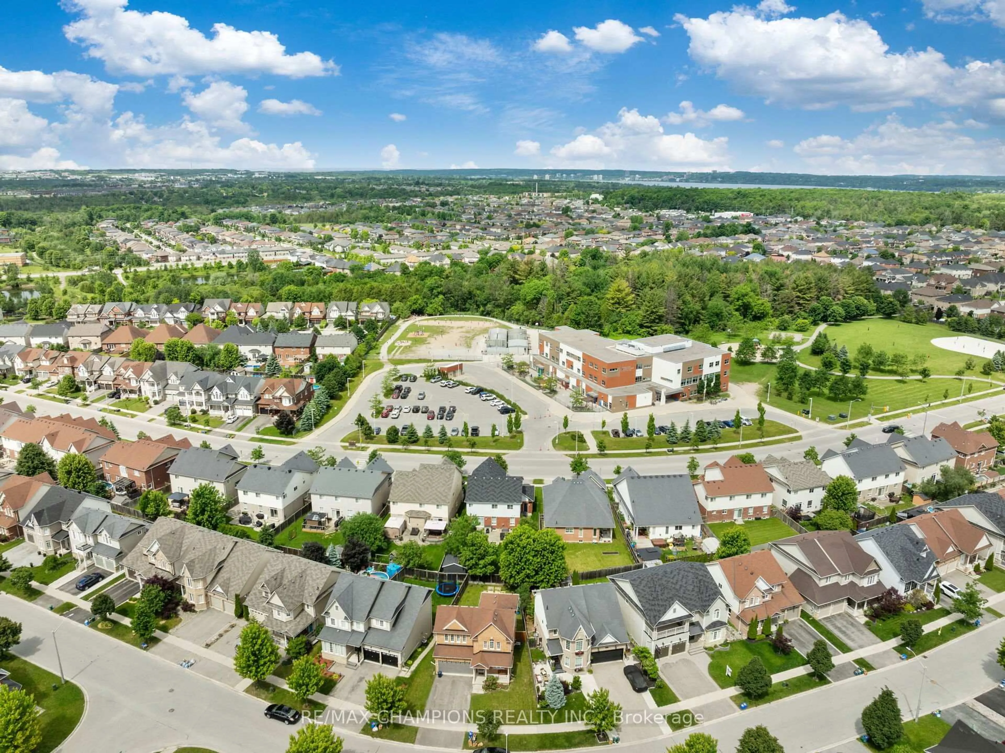 A pic from outside/outdoor area/front of a property/back of a property/a pic from drone, street for 124 Durham Ave, Barrie Ontario L9J 0L8