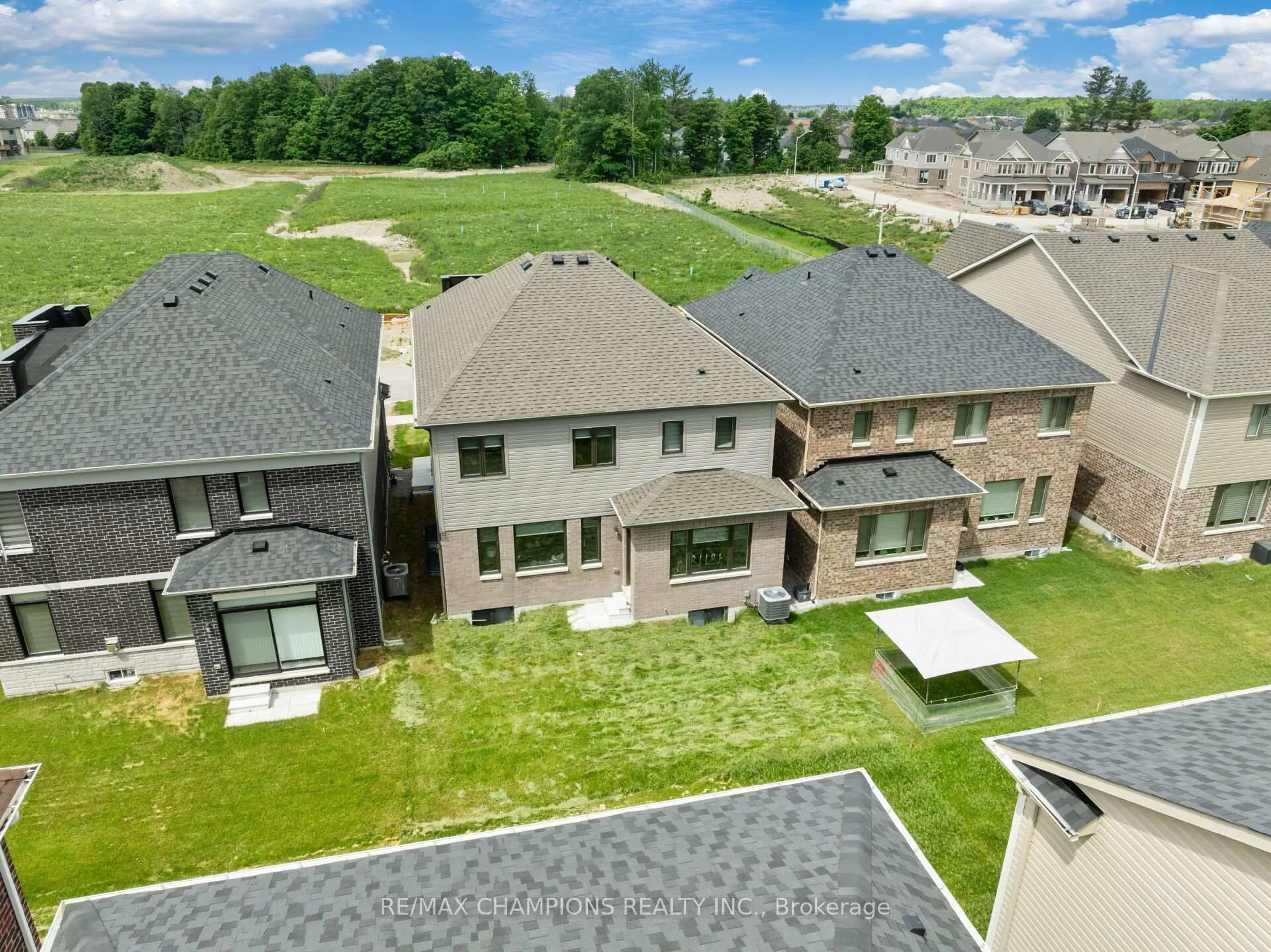 A pic from outside/outdoor area/front of a property/back of a property/a pic from drone, mountain view for 124 Durham Ave, Barrie Ontario L9J 0L8