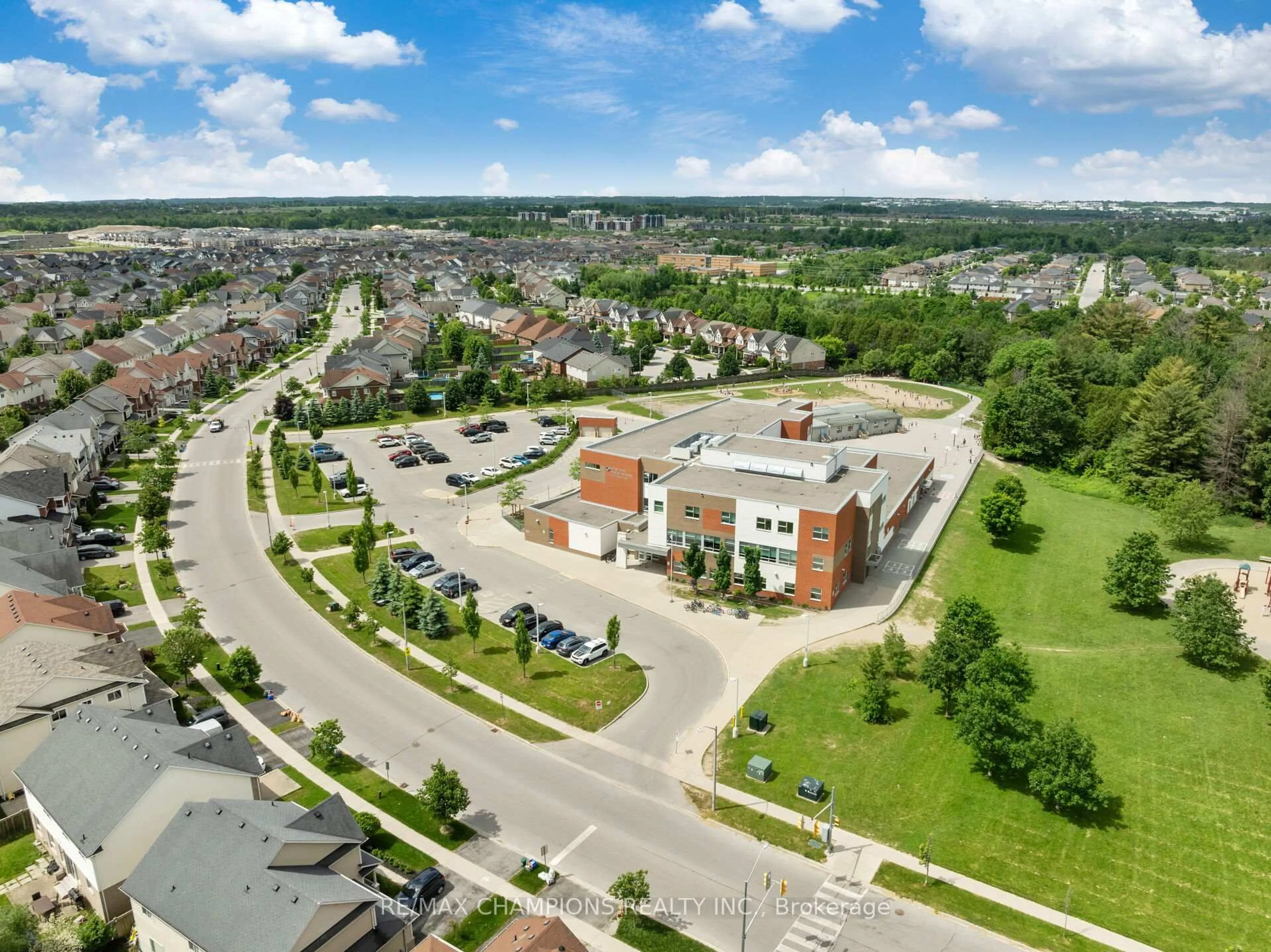 A pic from outside/outdoor area/front of a property/back of a property/a pic from drone, unknown for 124 Durham Ave, Barrie Ontario L9J 0L8