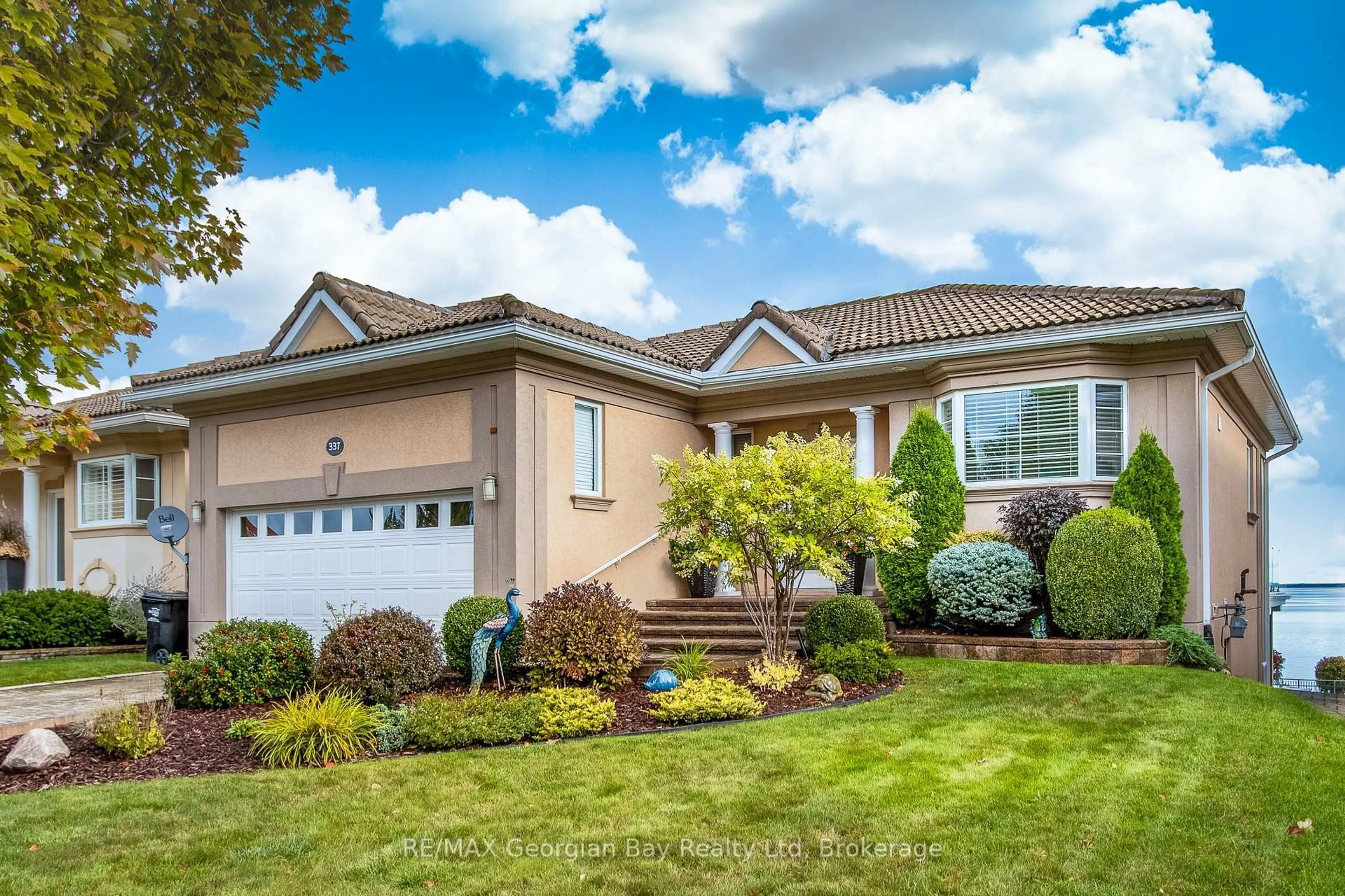 Home with vinyl exterior material, street for 337 Aberdeen Blvd, Midland Ontario L4R 5M9