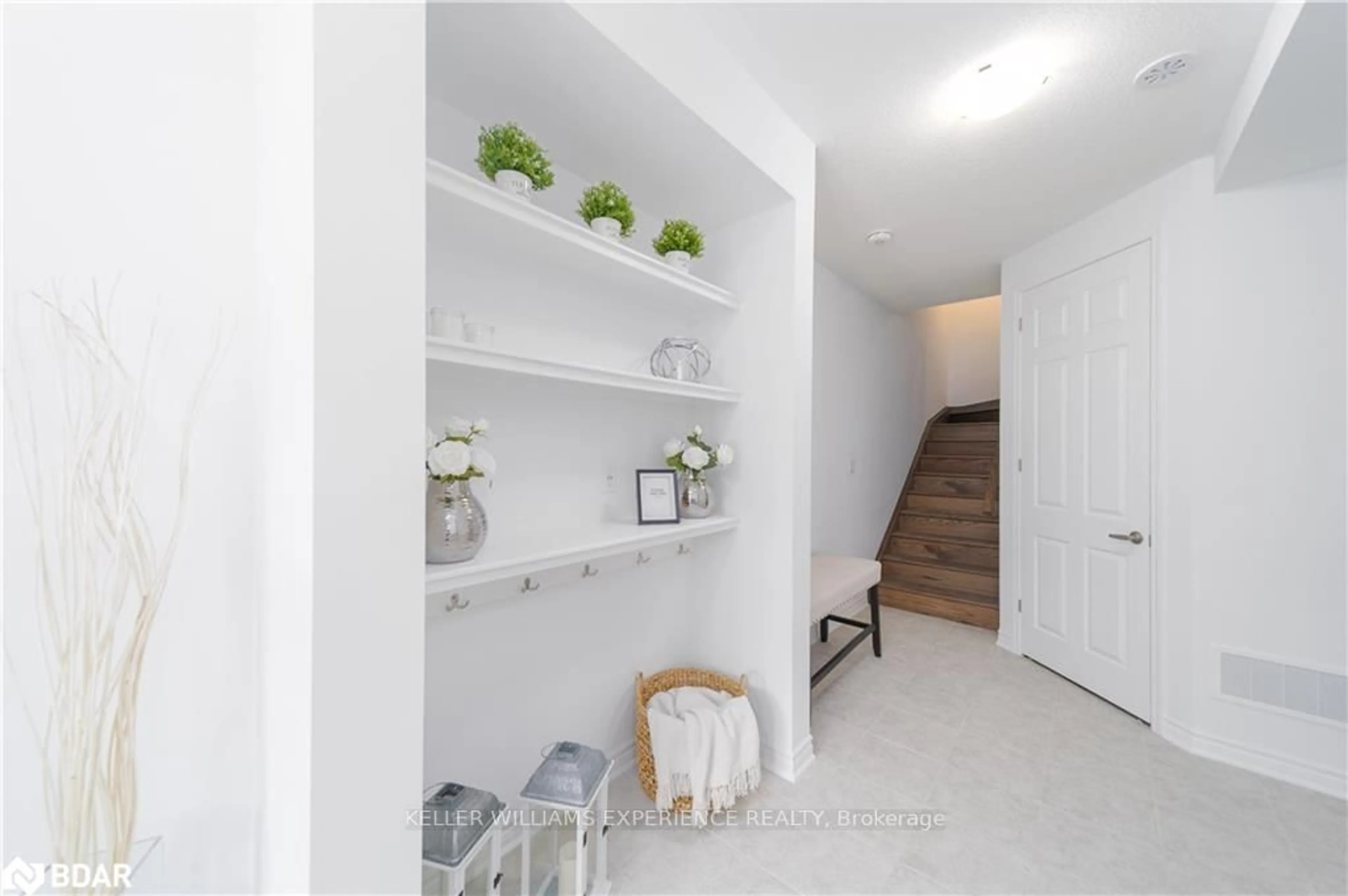 Indoor entryway for 96 Ennerdale St, Barrie Ontario L8J 1A4