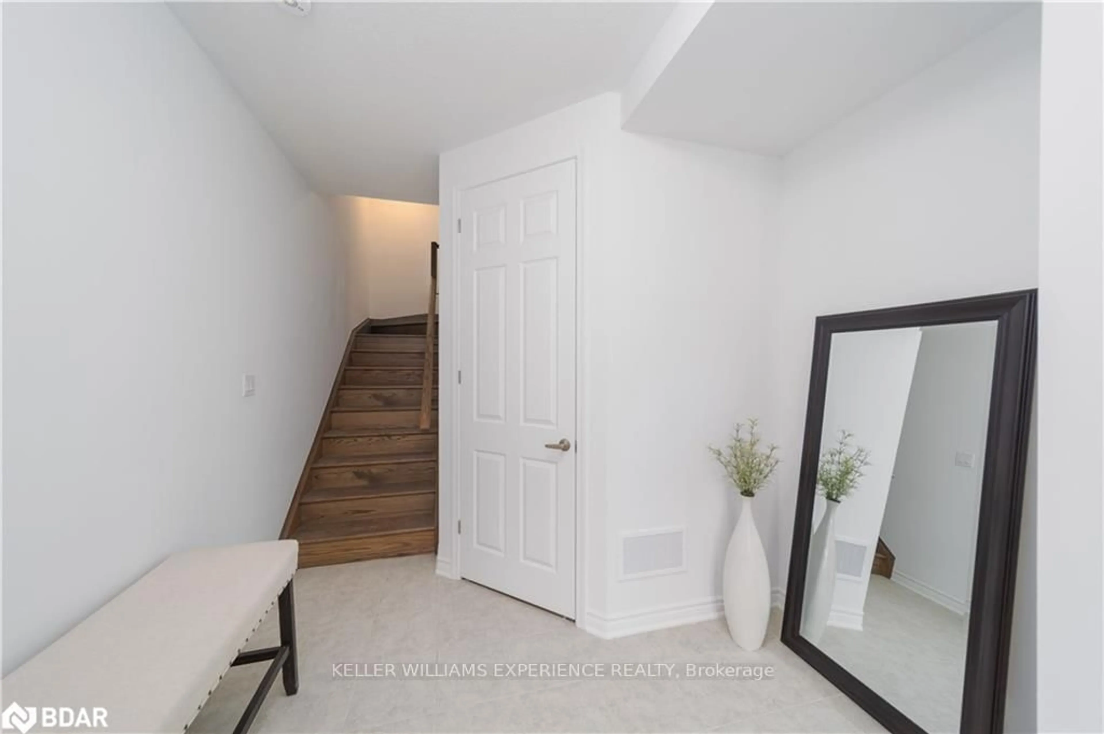 Indoor entryway for 96 Ennerdale St, Barrie Ontario L8J 1A4