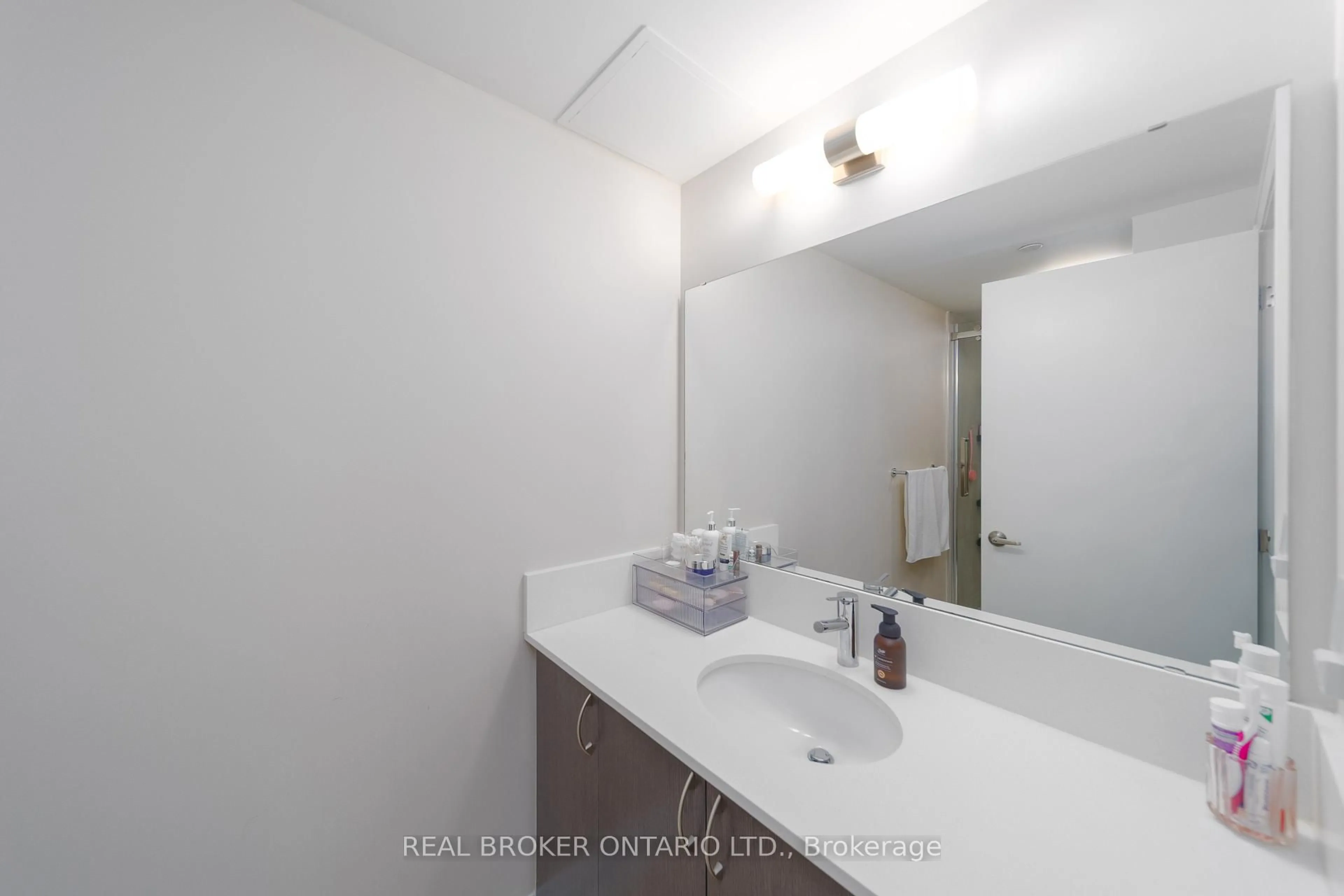 Standard bathroom, floor is not visible for 58 Lakeside Terr #619, Barrie Ontario L4M 0L5