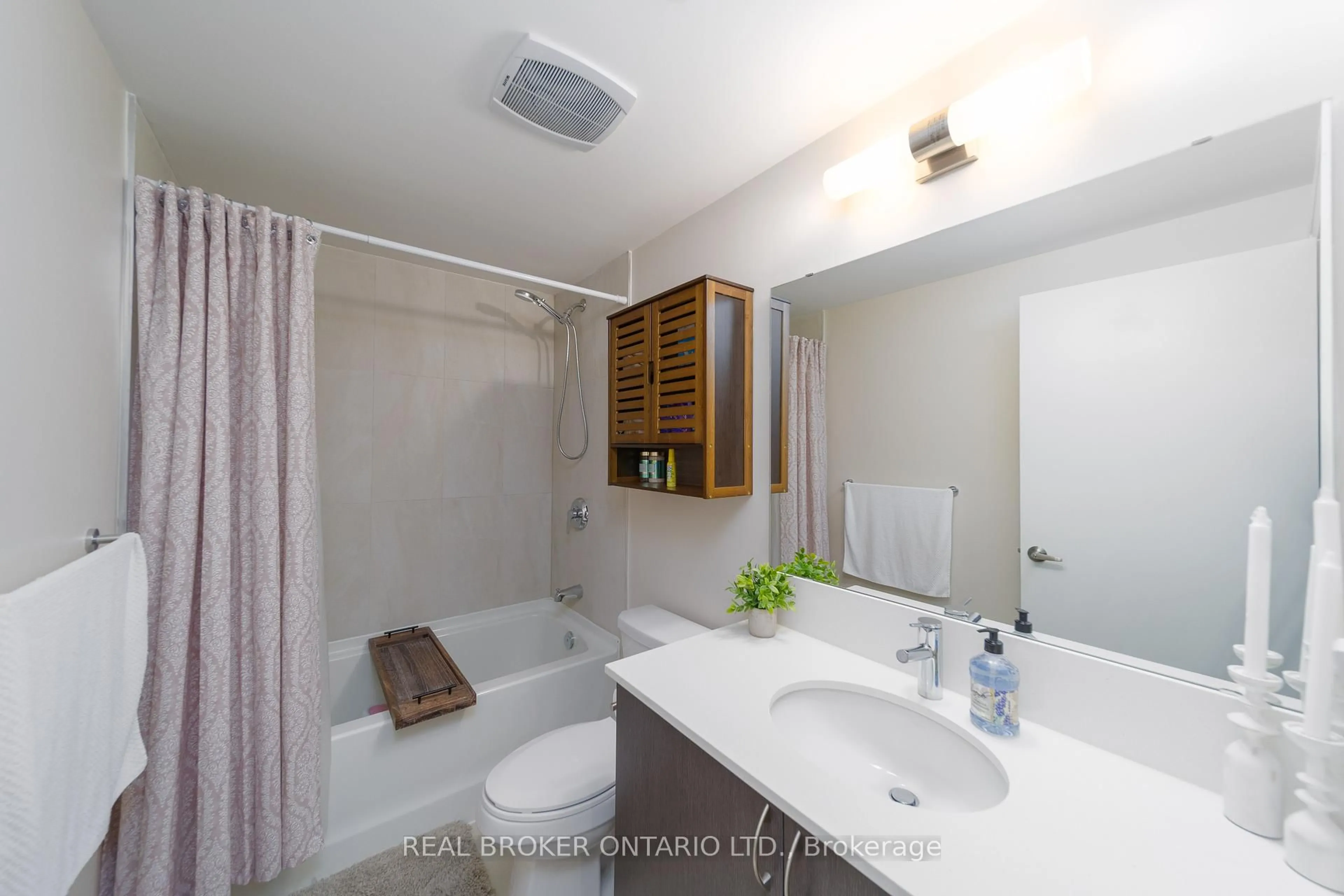 Standard bathroom, ceramic/tile floor for 58 Lakeside Terr #619, Barrie Ontario L4M 0L5