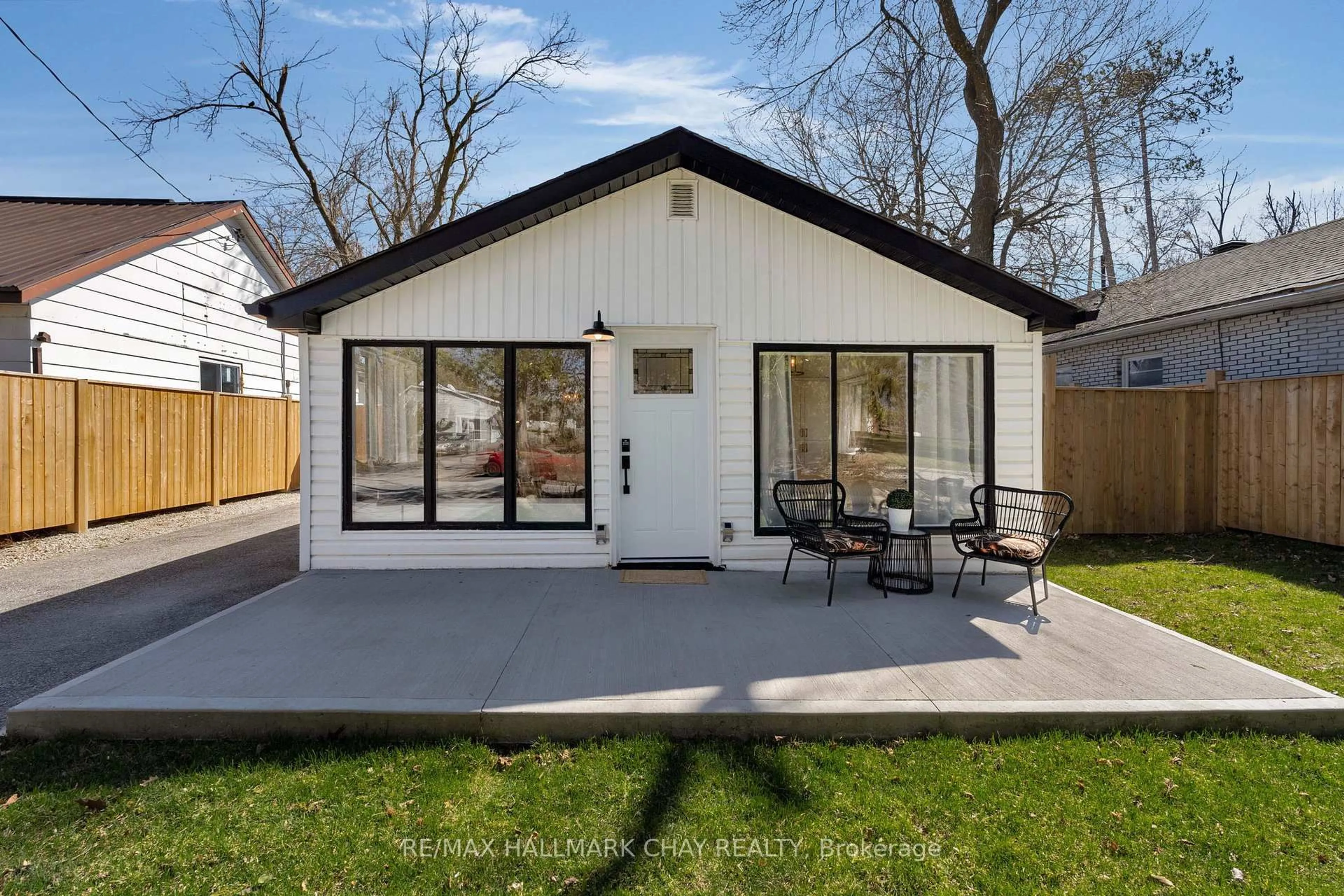 Home with vinyl exterior material, street for 207 SOUTHVIEW Rd, Barrie Ontario L4N 3X6