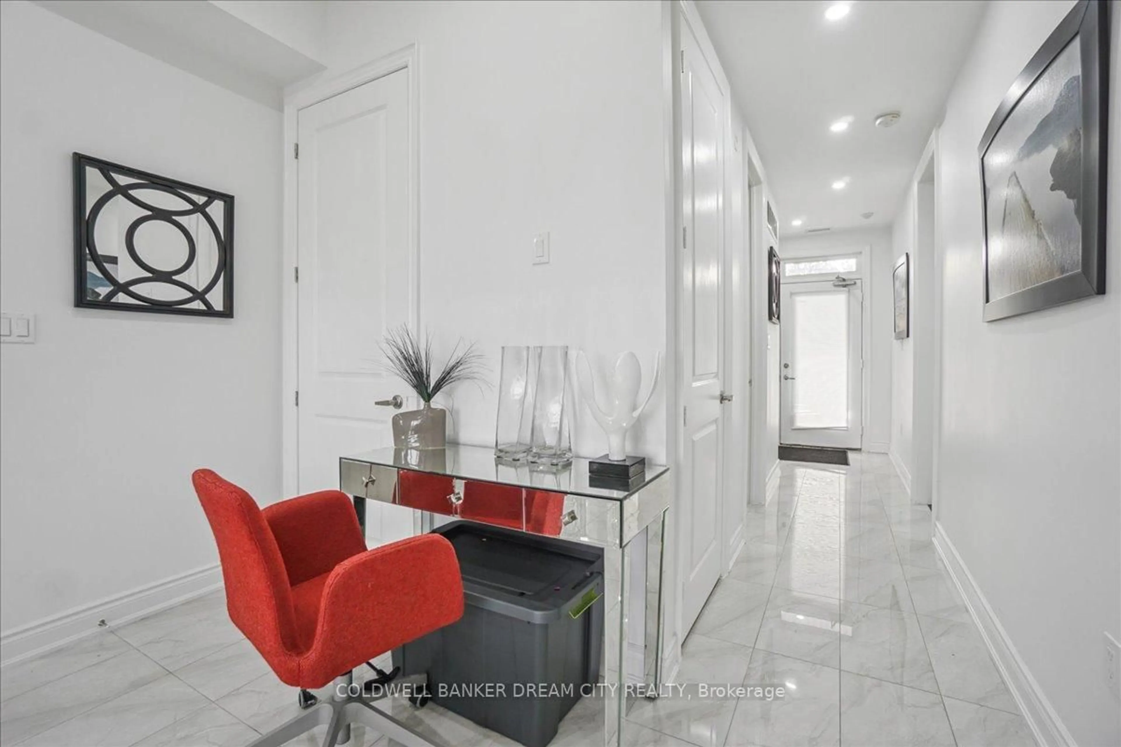 Indoor foyer for 764 River Rd #111, Wasaga Beach Ontario L9Z 2M7