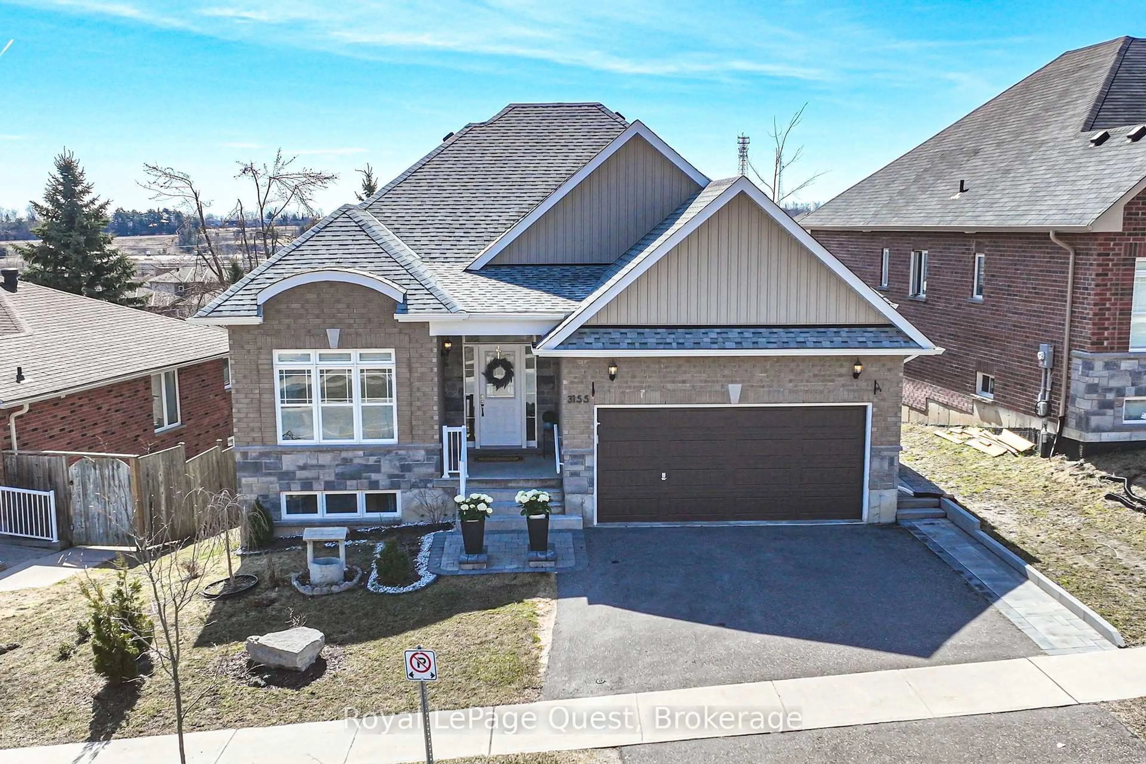A pic from outside/outdoor area/front of a property/back of a property/a pic from drone, street for 3155 Monarch Dr, Orillia Ontario L3V 7X1