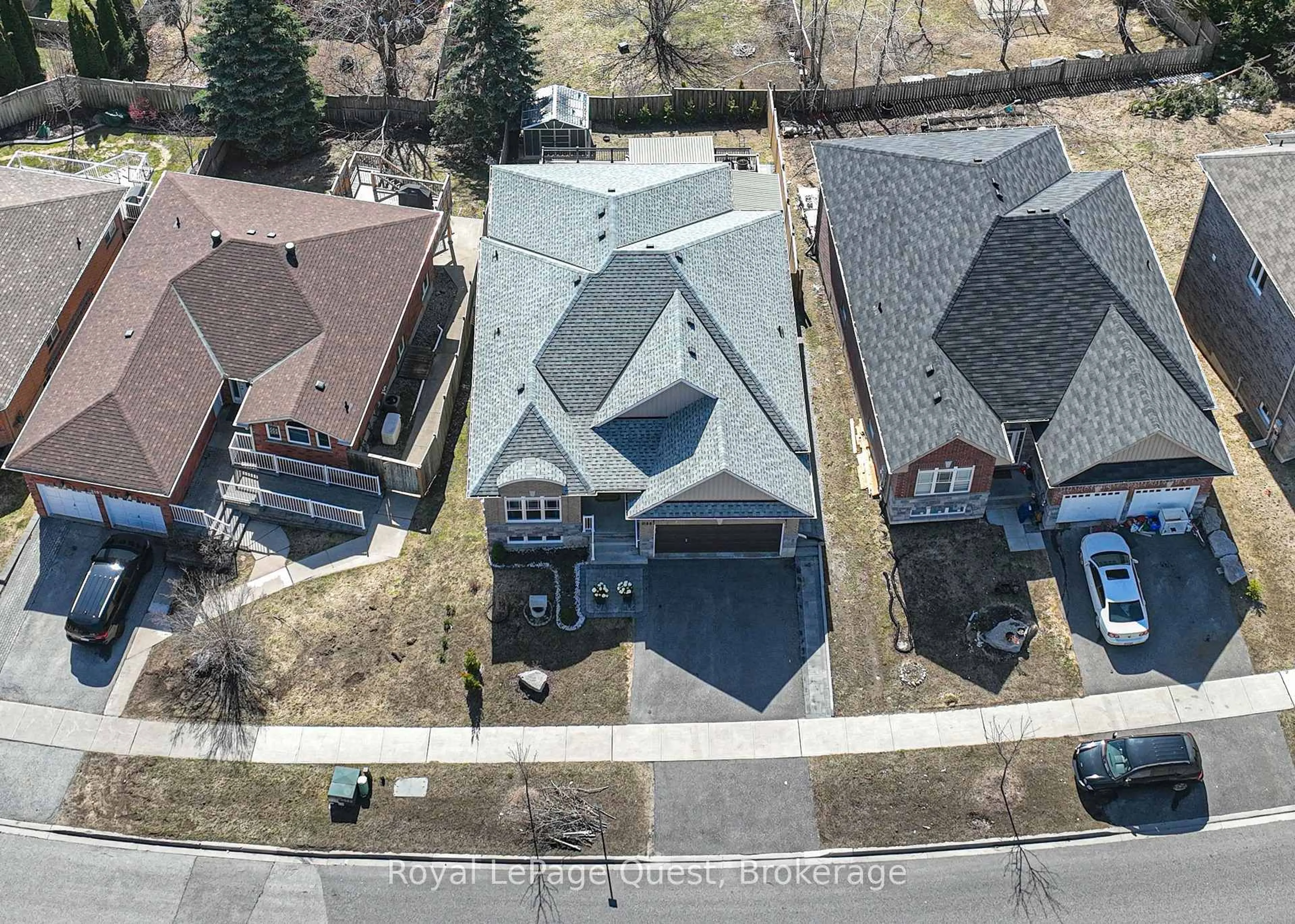 A pic from outside/outdoor area/front of a property/back of a property/a pic from drone, street for 3155 Monarch Dr, Orillia Ontario L3V 7X1