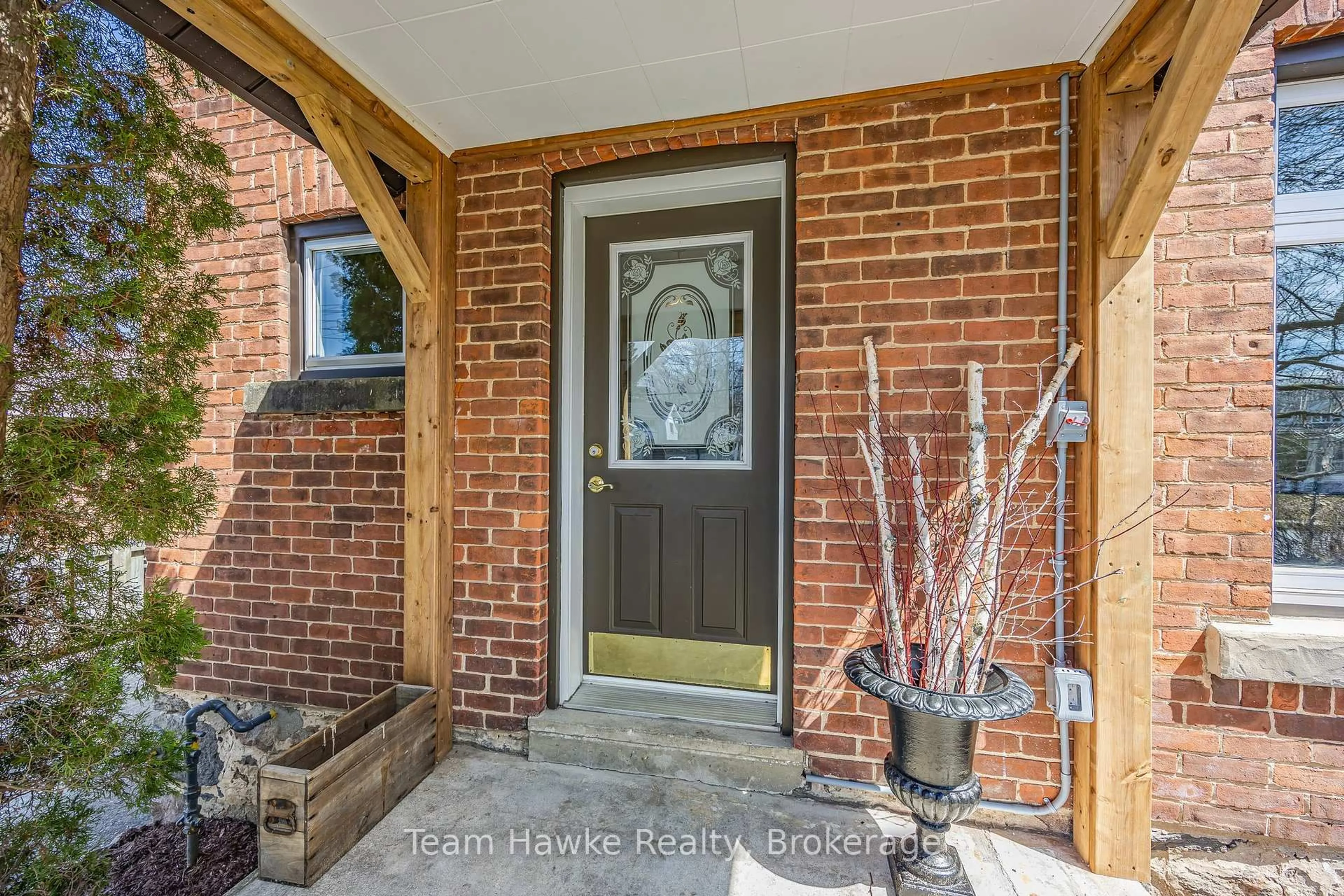Indoor entryway for 261 Eighth St, Midland Ontario L4R 4B4