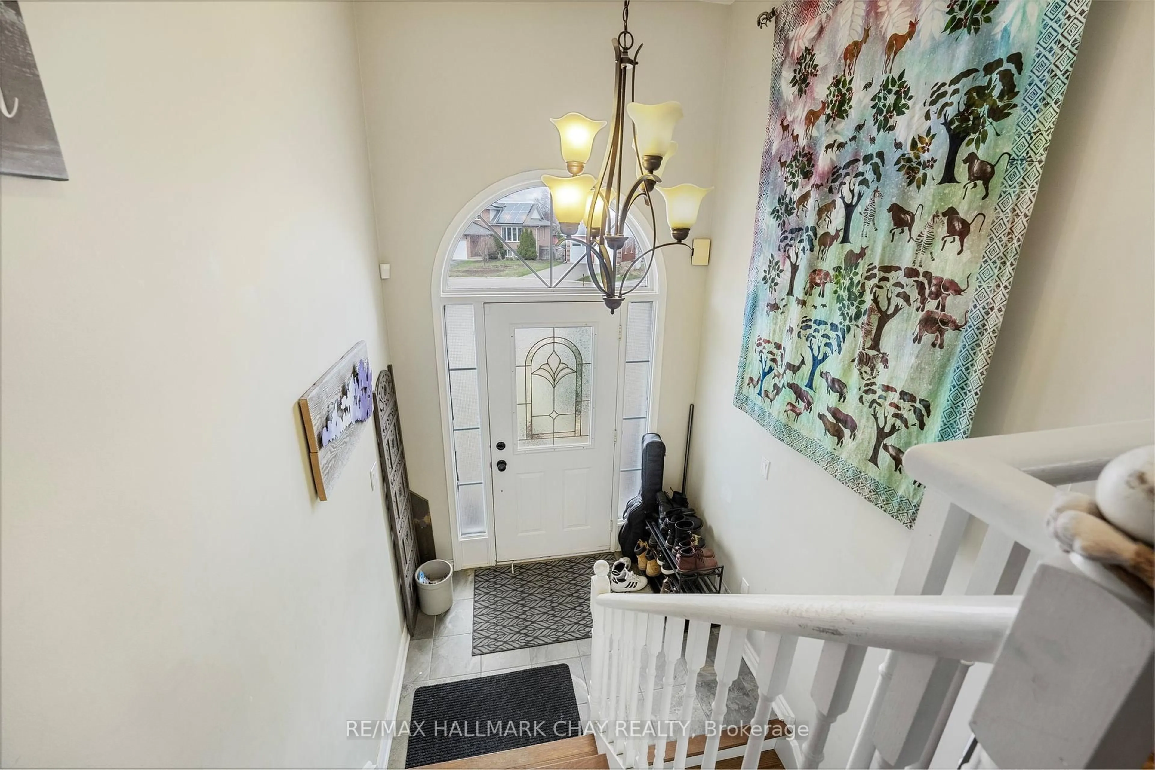 Indoor entryway for 11 Watson Crt, Orillia Ontario L3V 7S5