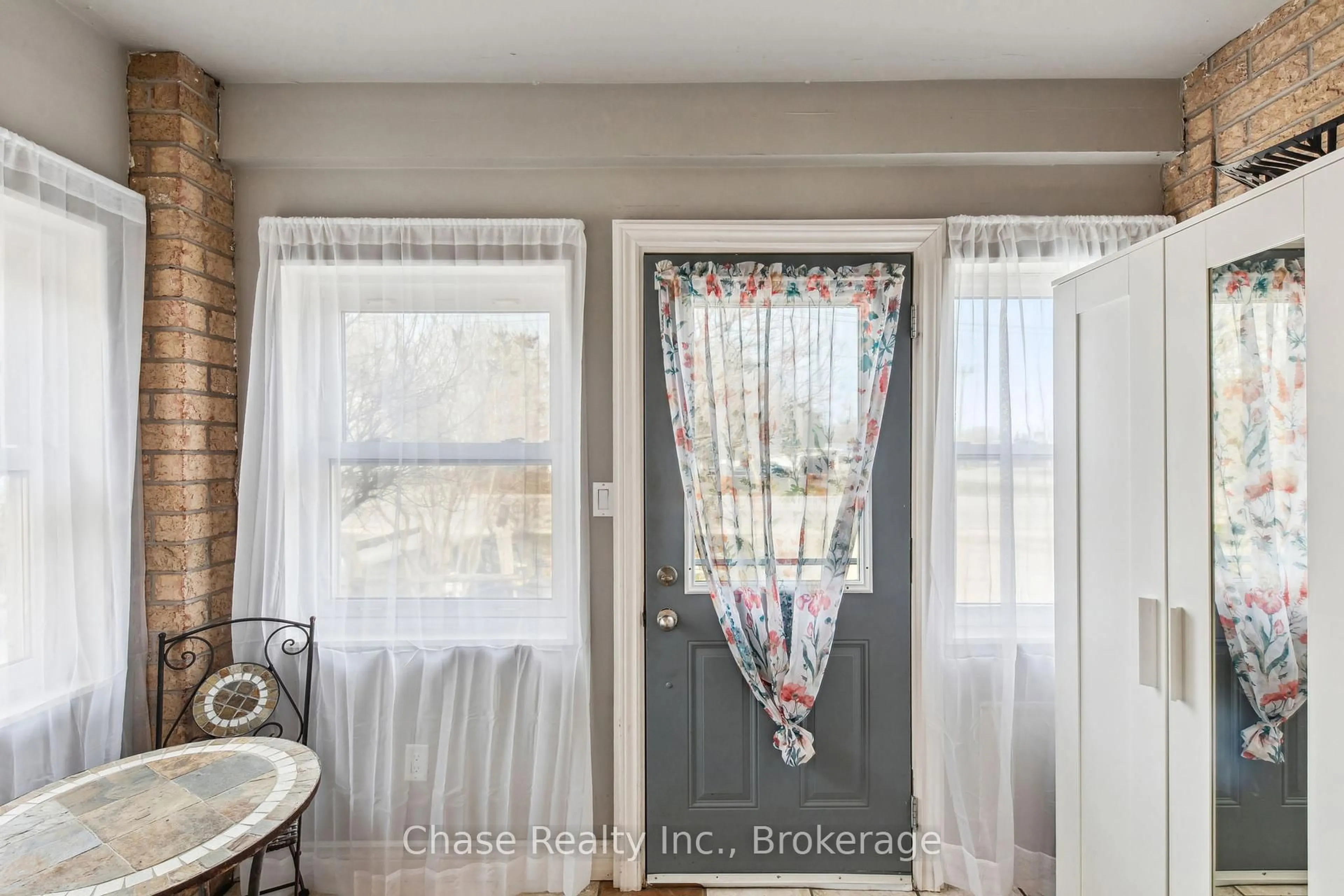 Indoor entryway for 239 Yonge St, Midland Ontario L4R 2B1