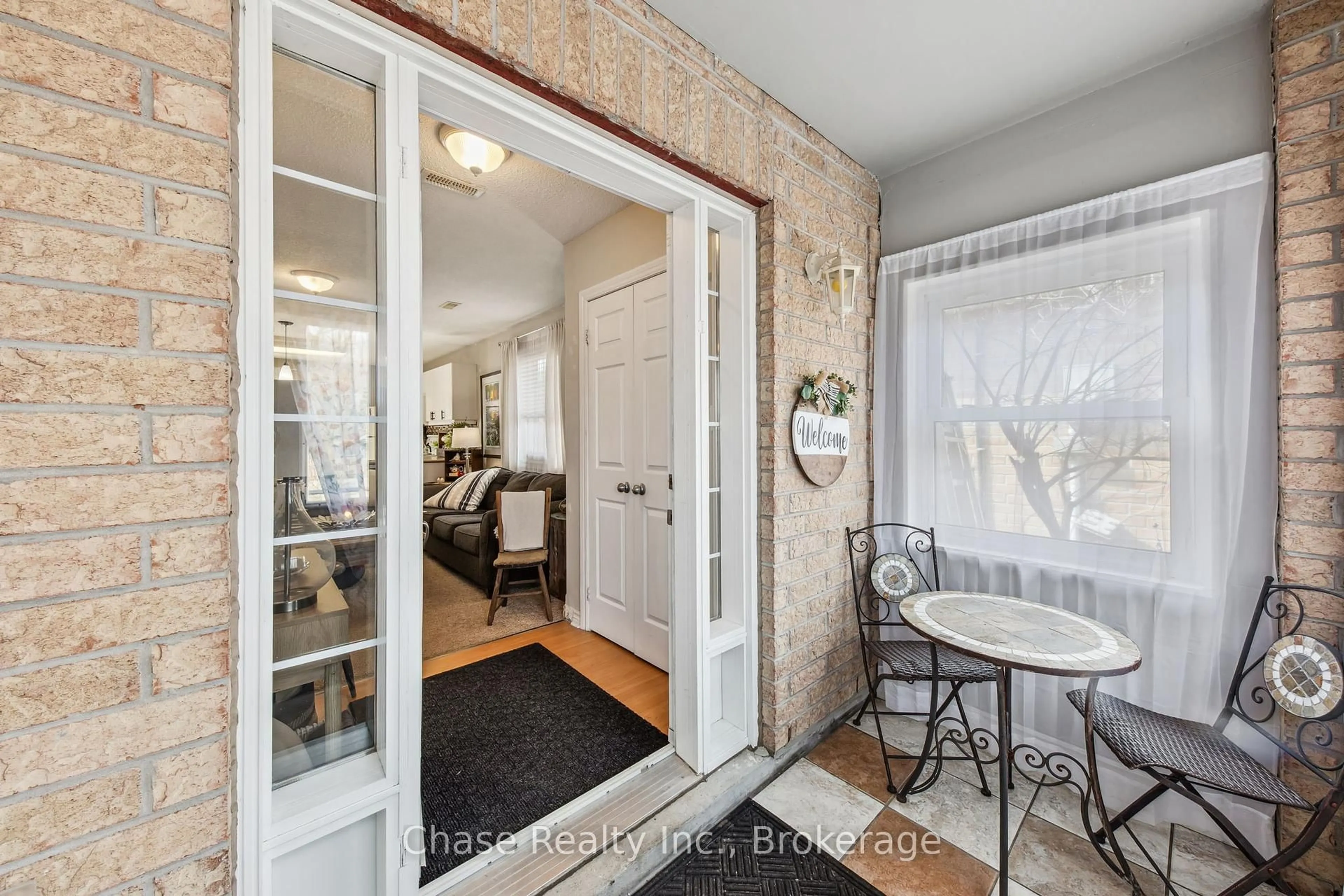 Indoor entryway for 239 Yonge St, Midland Ontario L4R 2B1