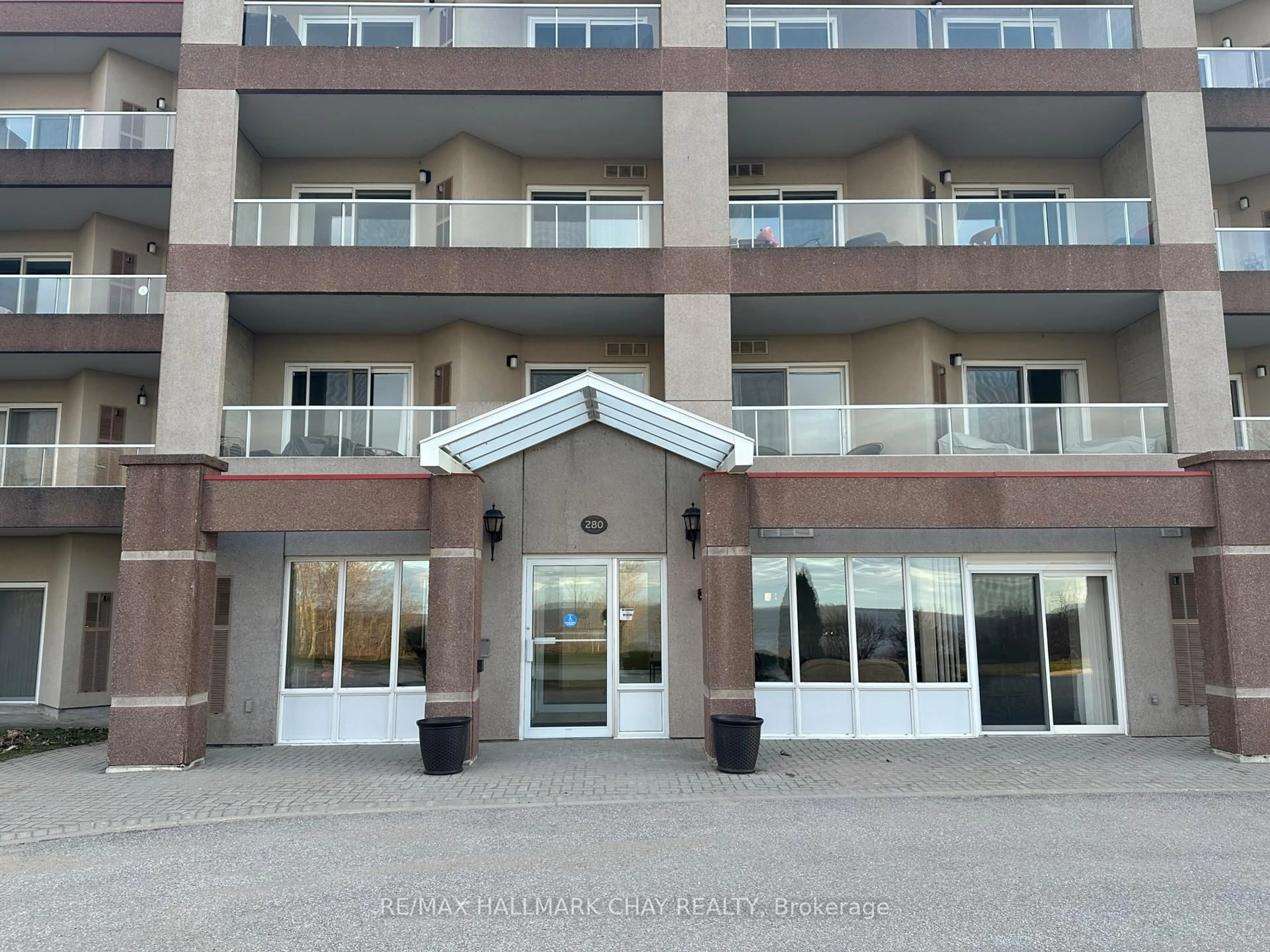 Indoor foyer for 280 Aberdeen Blvd #403-PH3, Midland Ontario L4R 5N4